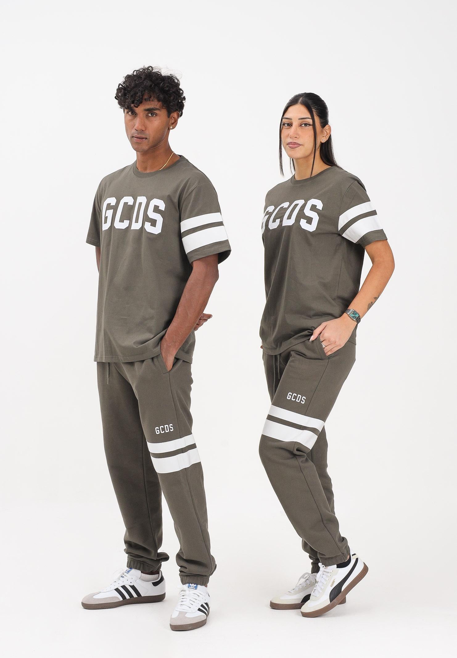 GCDS Pantalone sportivo verde militare per uomo e donna con dettagli a contrasto B1XM3002JI0 88 GCDS