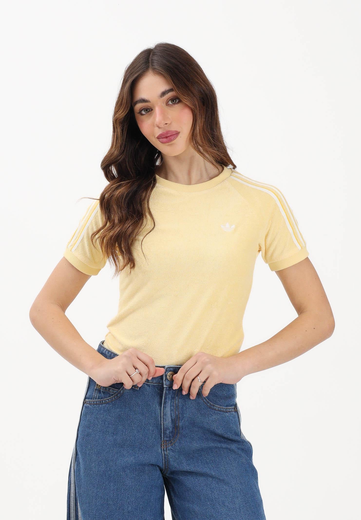 ADIDAS ORIGINALS T-shirt a manica corta Terry Towel Cali gialla da donna KD1409 . ADIDAS ORIGINALS