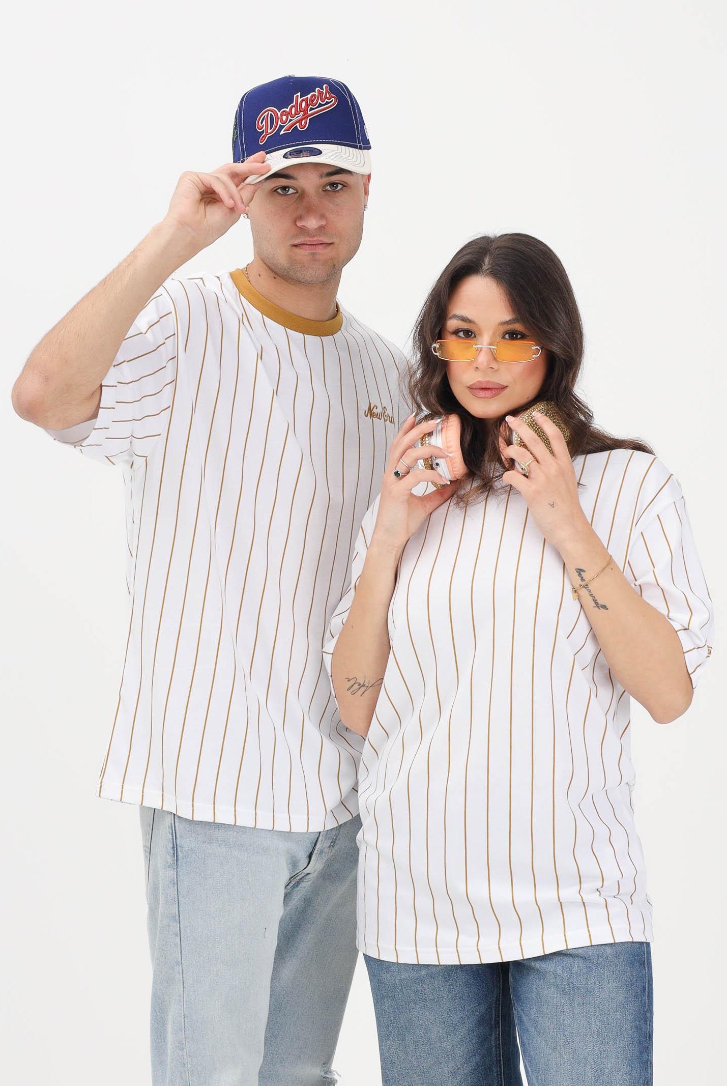 NEW ERA T-shirt a manica corta Oversized New Era Pinstripe bianca e senape per uomo e donna 60856223 . NEW ERA
