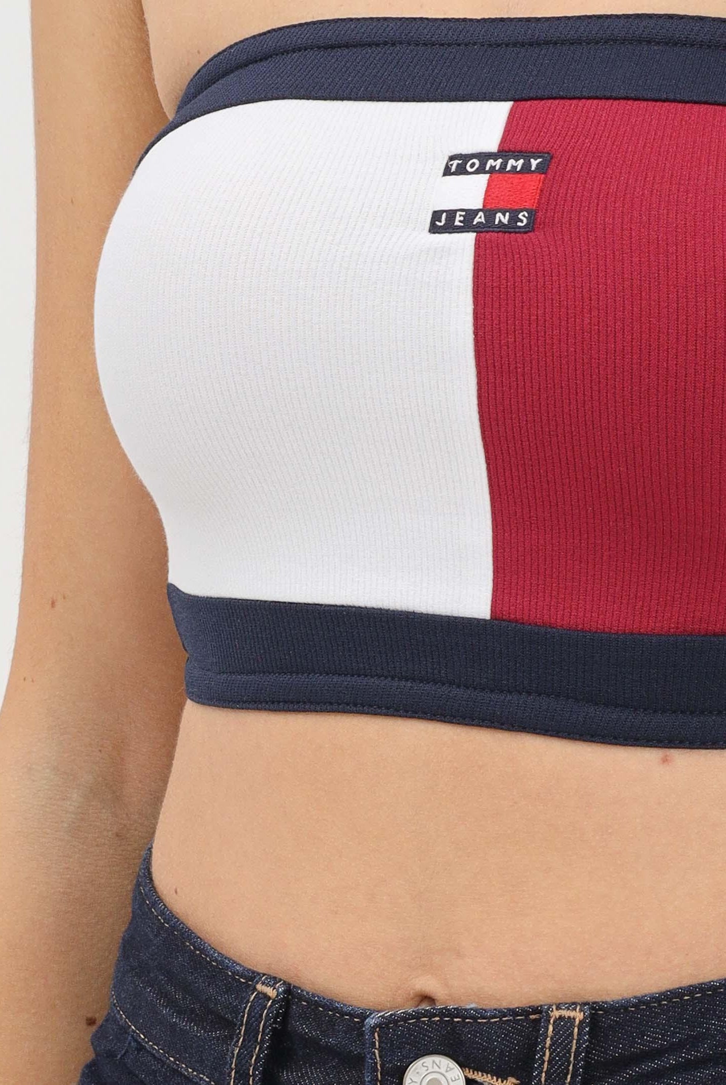 TOMMY JEANS Top caratterizzato dal classico motivo color block nei toni del bianco blu e bordeaux da donna DW0DW22637 VLC TOMMY JEANS