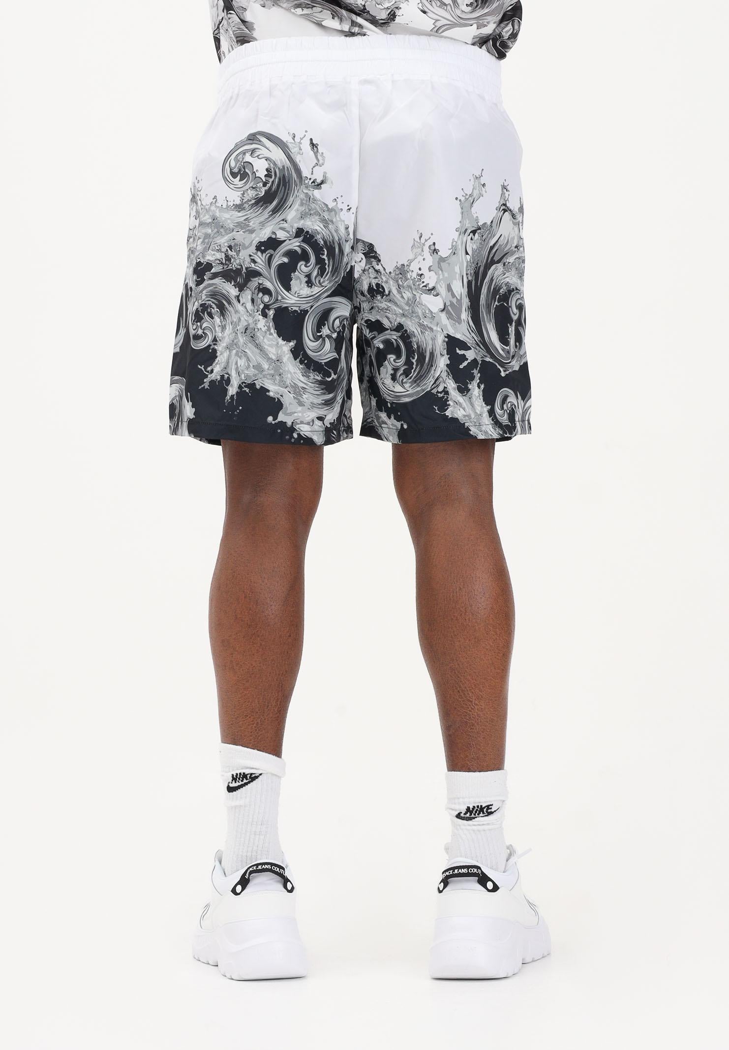 VERSACE JEANS COUTURE Shorts bianco e nero da uomo con stampa Wave Couture 80GADD16CQ23D V22 VERSACE JEANS COUTURE