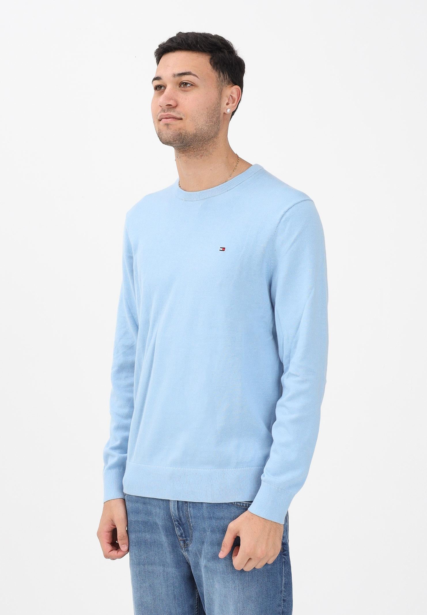 TOMMY HILFIGER Maglioncino girocollo celeste da uomo con logo MW0MW39999 C1Y TOMMY HILFIGER