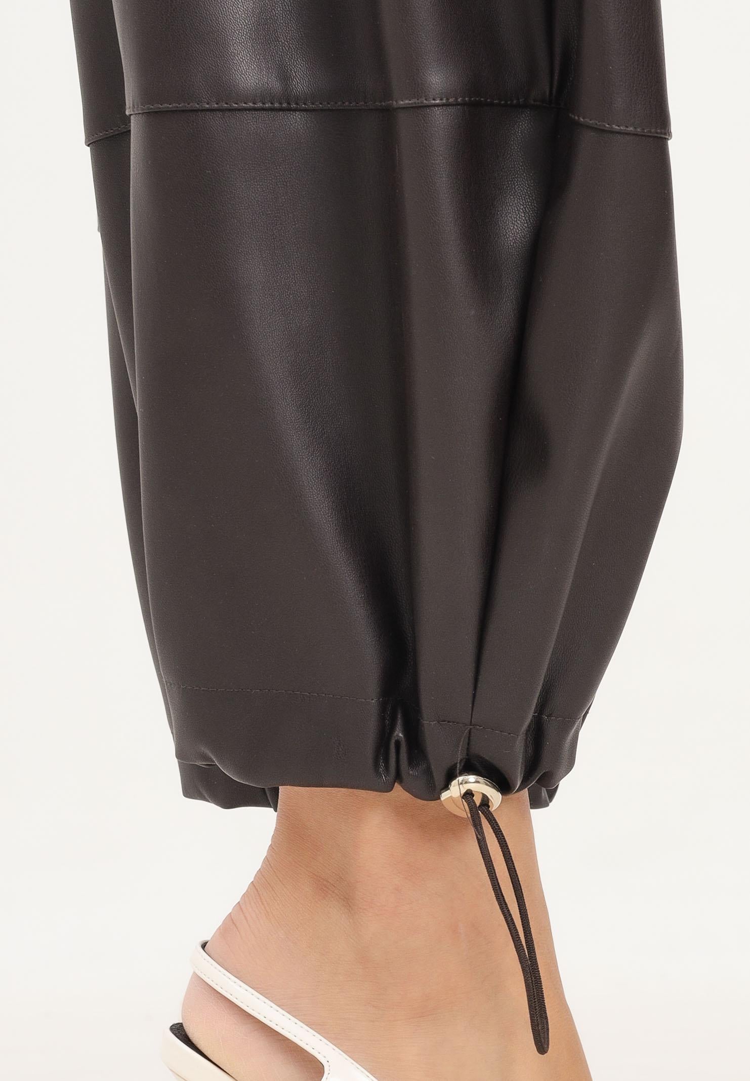VICOLO Pantalone in ecopelle marrone da donna TF1043 MA VICOLO