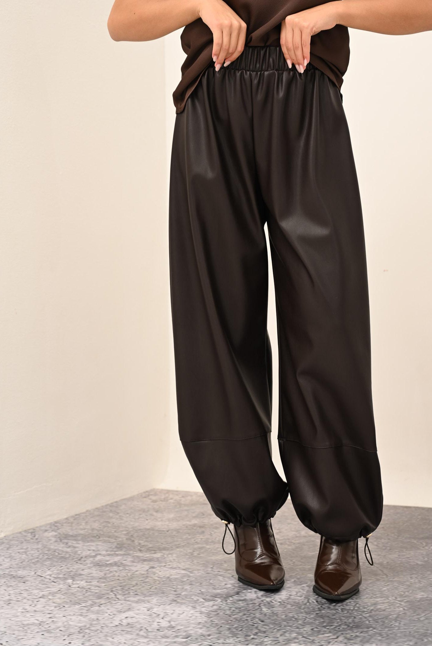 VICOLO Pantalone in ecopelle marrone da donna TF1043 MA VICOLO