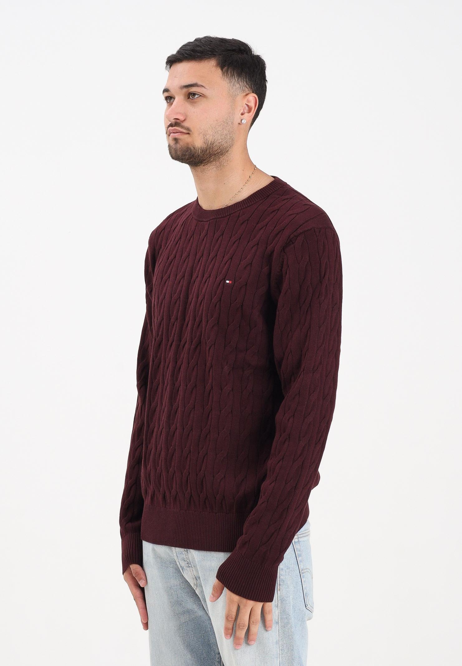 TOMMY HILFIGER Maglioncino girocollo bordeaux da uomo con ricamo bandierina MW0MW33132XIH TOMMY HILFIGER