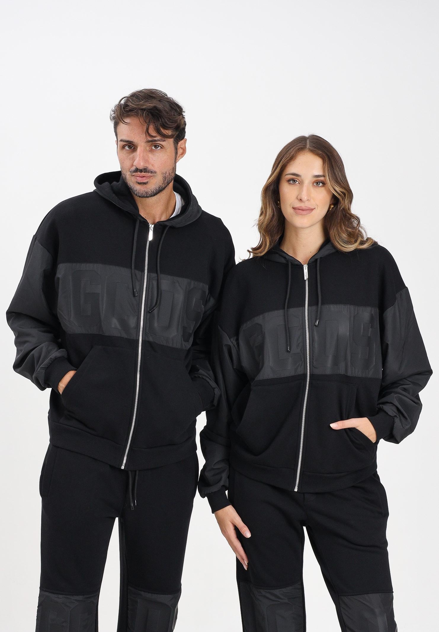 GCDS Felpa con zip nera per uomo e donna caratterizzata da inserti in tessuto tecnico e logo B1XM2001JI1 99 GCDS