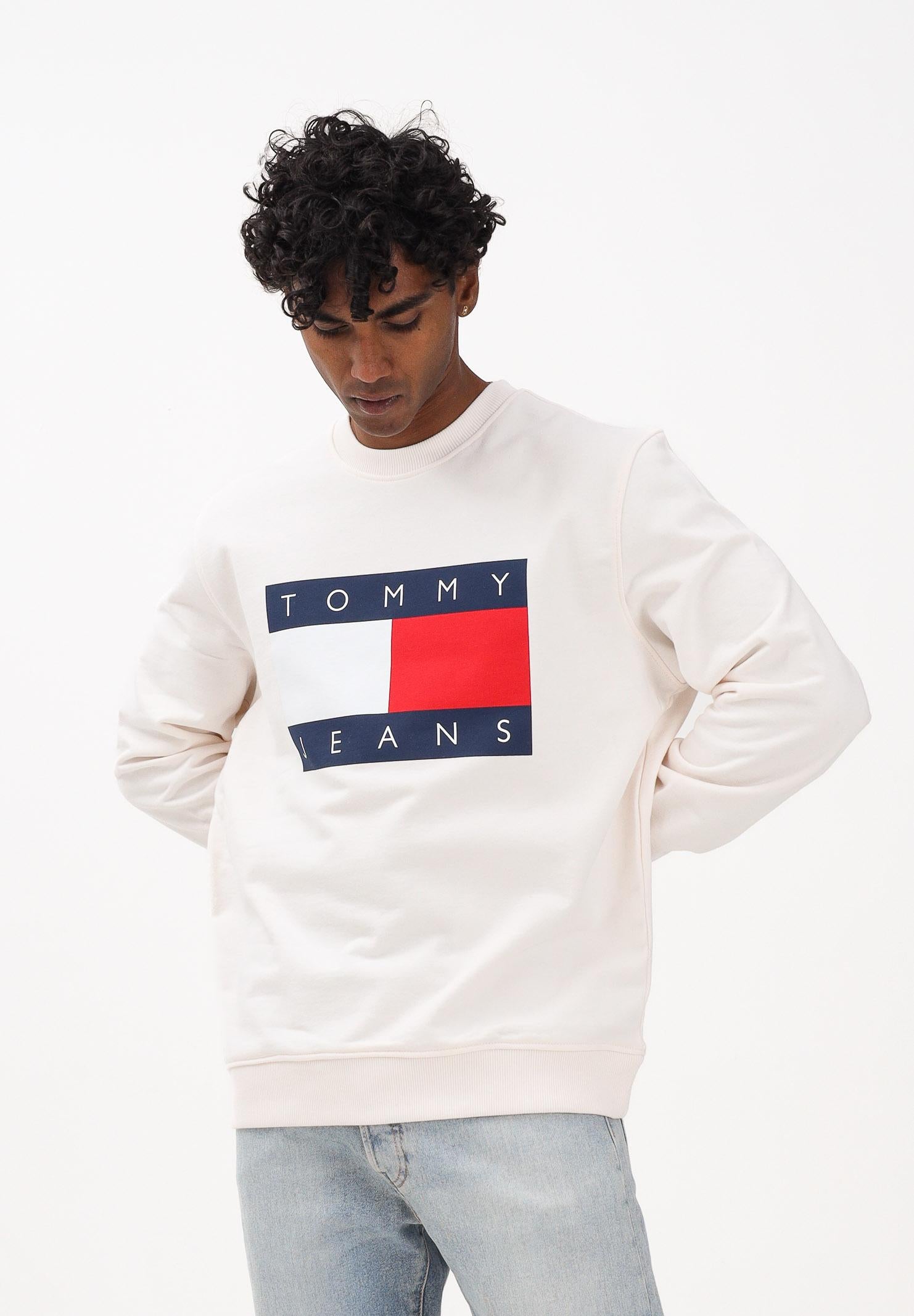 TOMMY JEANS Felpa girocollo panna da uomo con stampa logo DM0DM22643YBH TOMMY JEANS