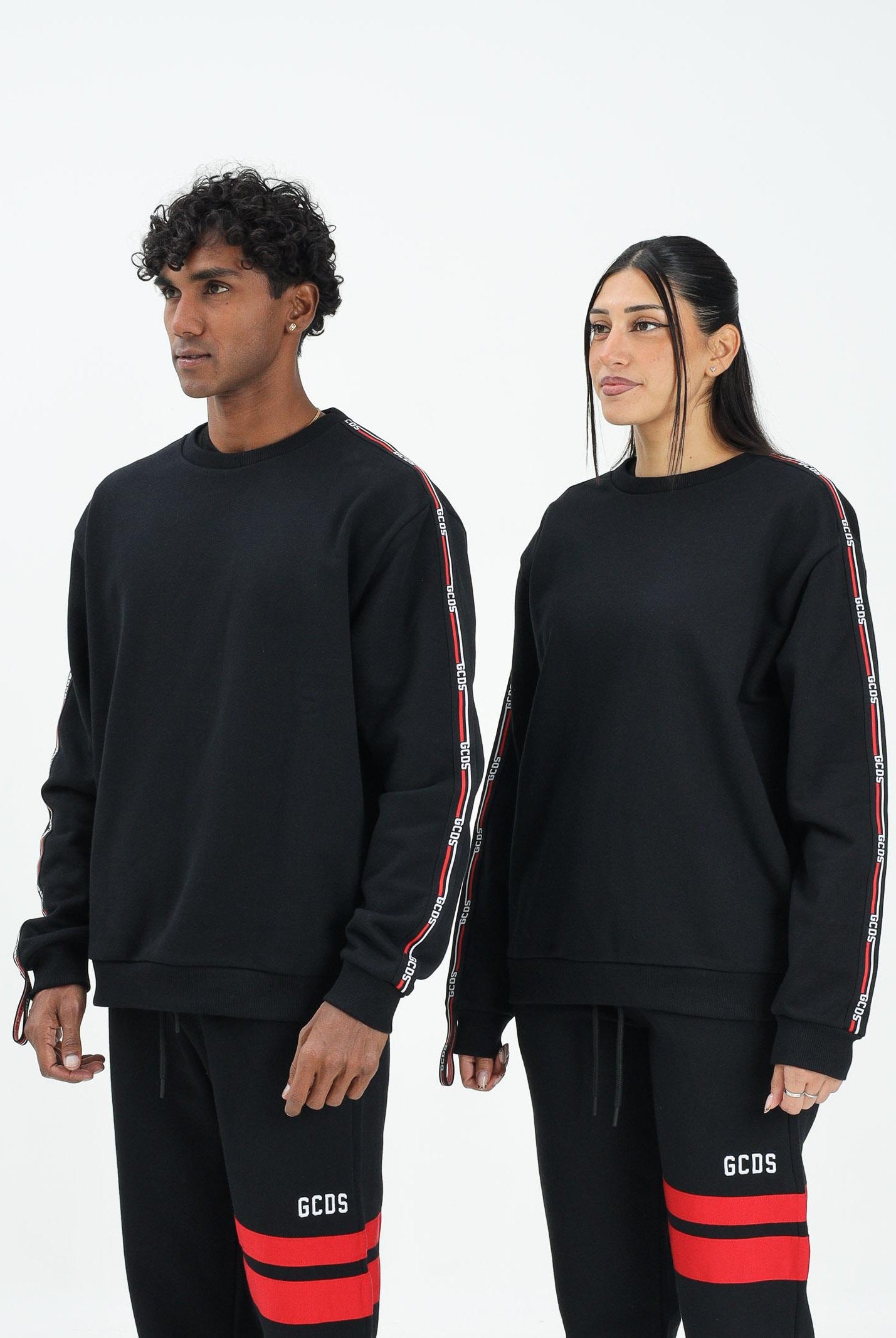 GCDS Felpa girocollo nera per uomo e donna con bande logate B2EM1501JD1 99 GCDS