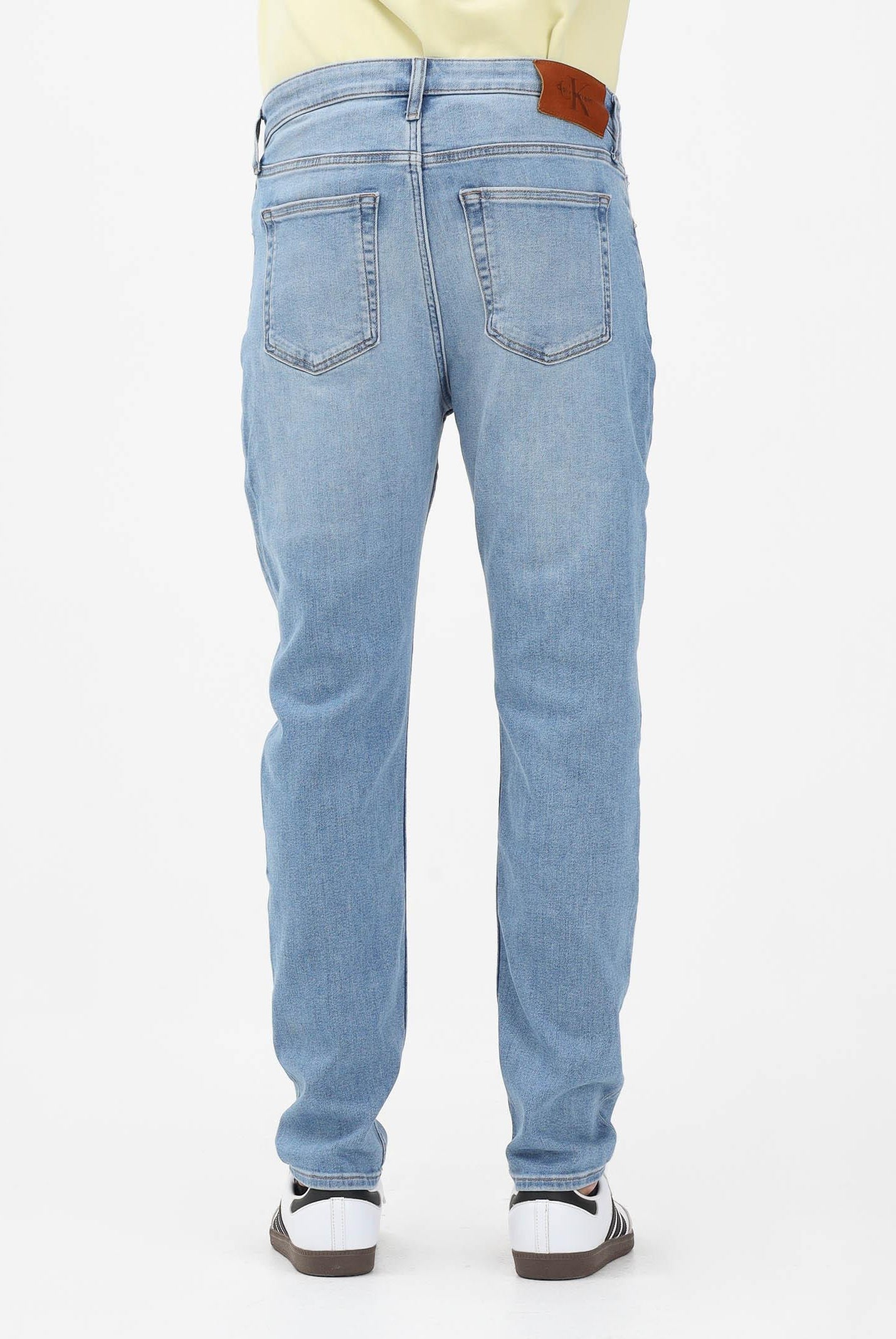 CALVIN KLEIN JEANS Jeans Slim Tapered in denim chiaro da uomo LV04RE780G3N2 . CALVIN KLEIN JEANS