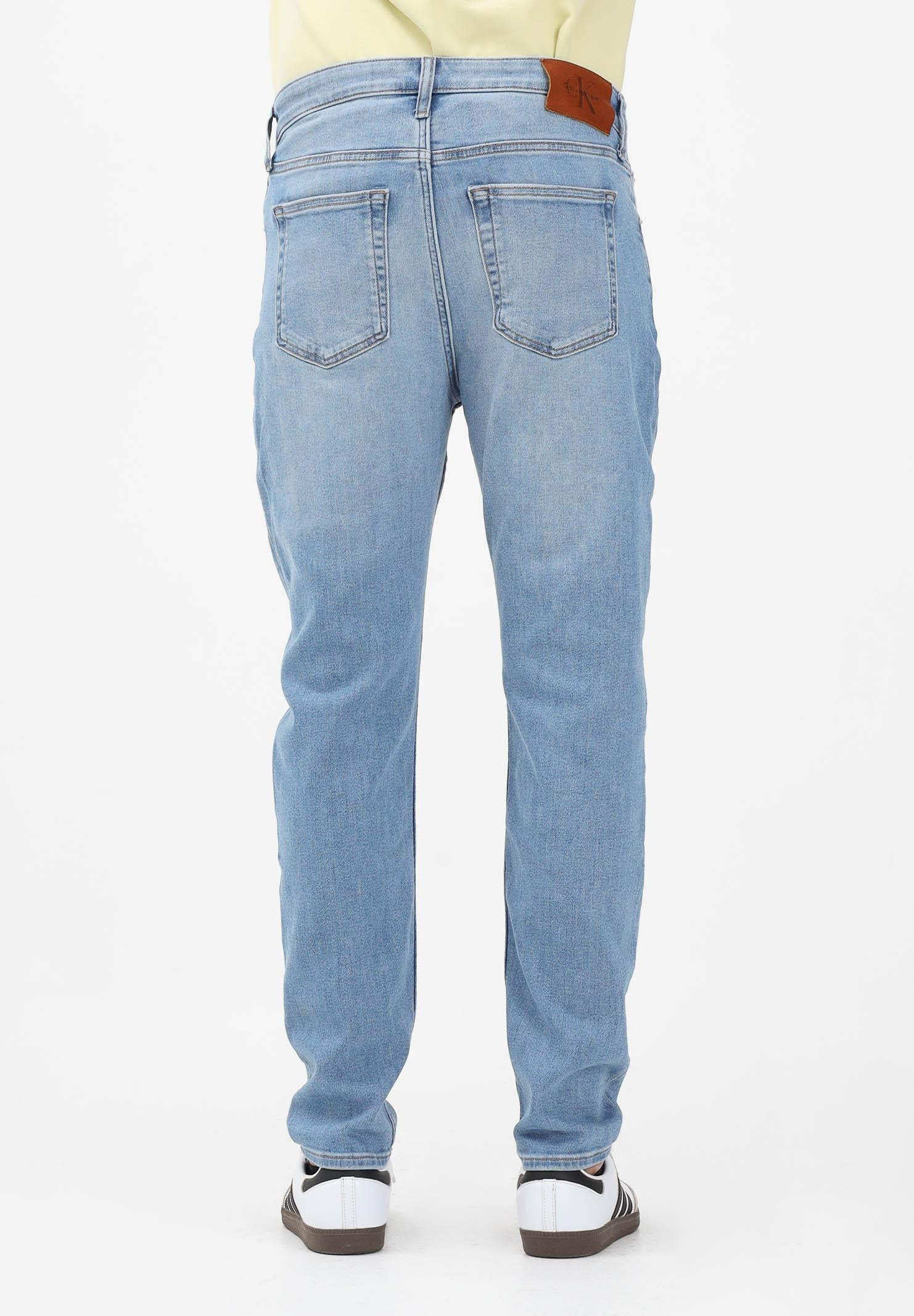 CALVIN KLEIN JEANS Jeans Slim Tapered in denim chiaro da uomo LV04RE780G3N2 . CALVIN KLEIN JEANS