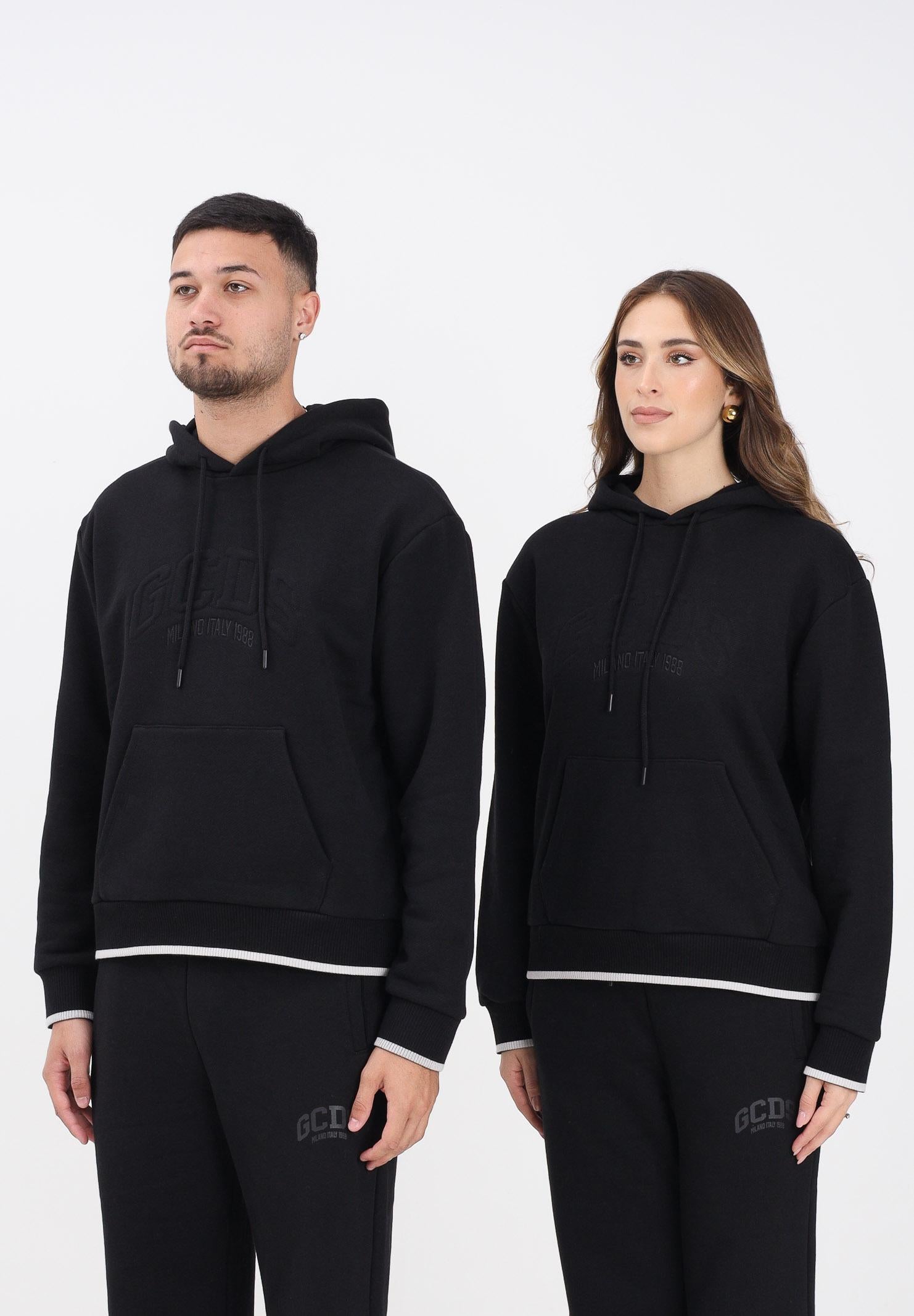 GCDS Felpa con cappuccio nera per uomo e donna rifinita da logo impresso B2EW1905JD1 99 GCDS