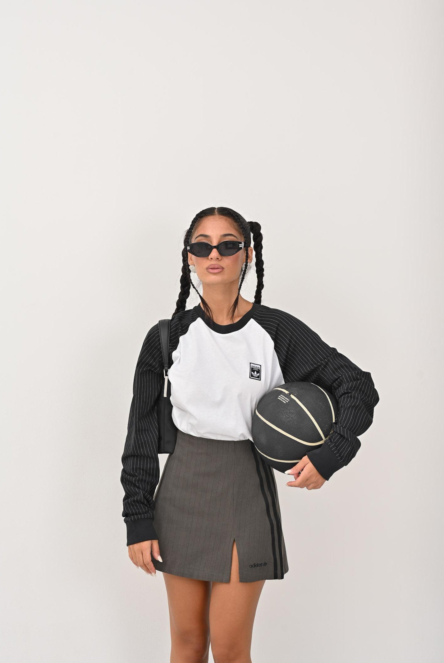 ADIDAS ORIGINALS Gonna corta grigia da donna con fini righe verticali JY3516 ADIDAS ORIGINALS