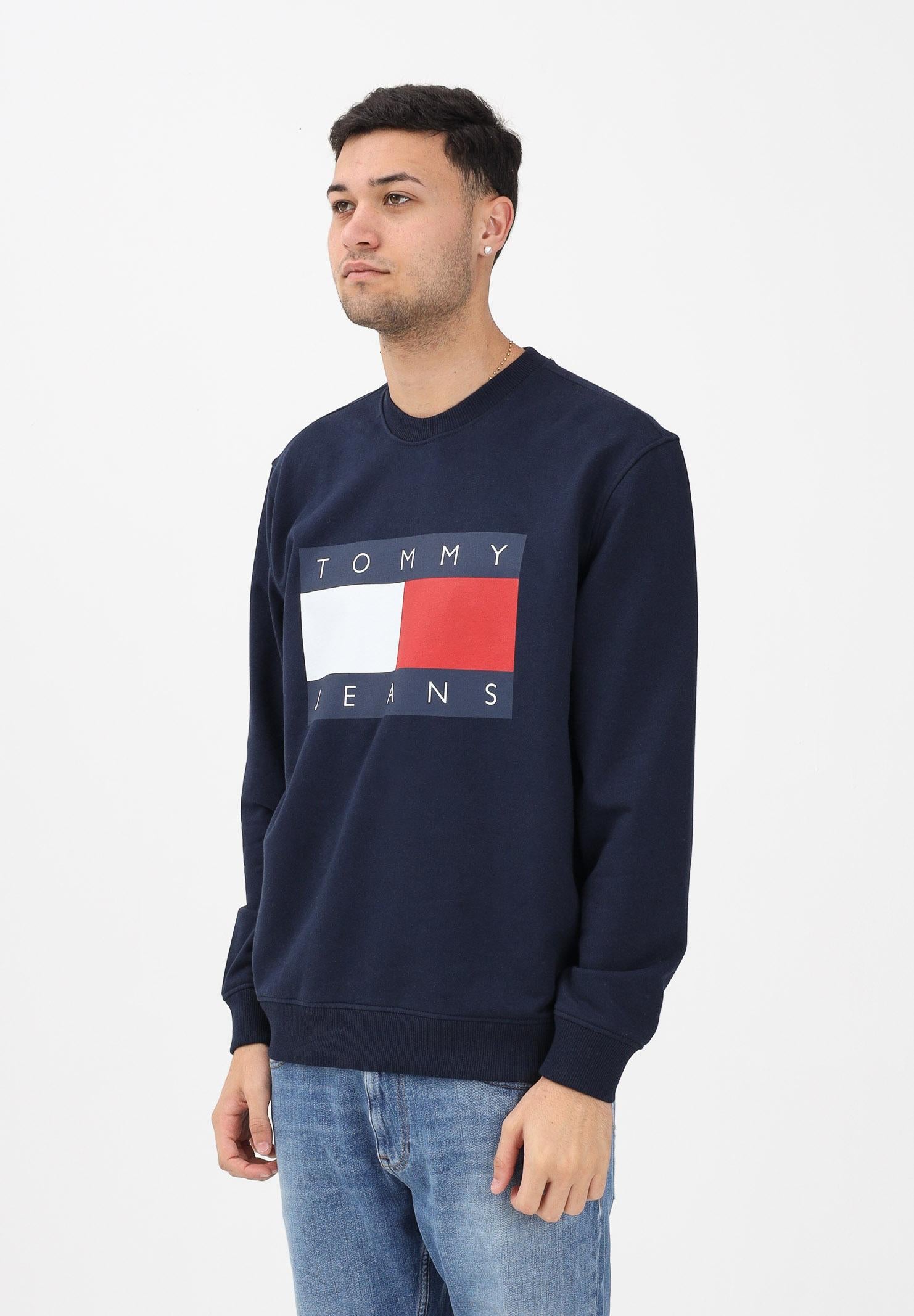 TOMMY JEANS Felpa girocollo blu da uomo con stampa logo DM0DM22643 C1G TOMMY JEANS