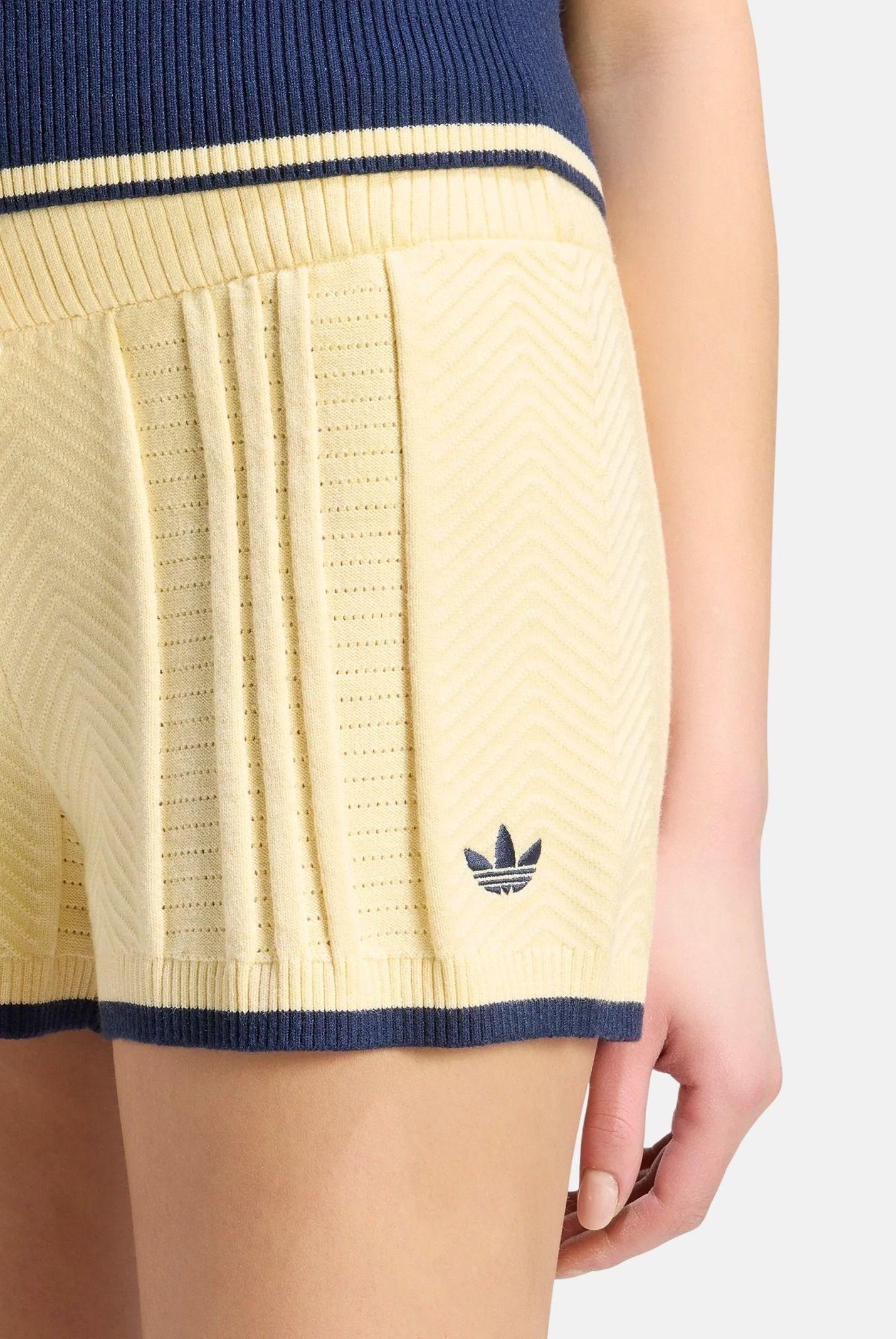ADIDAS ORIGINALS short Cable Knit Warm Vanilla, giallo chiaro da donna KR7052 . ADIDAS ORIGINALS