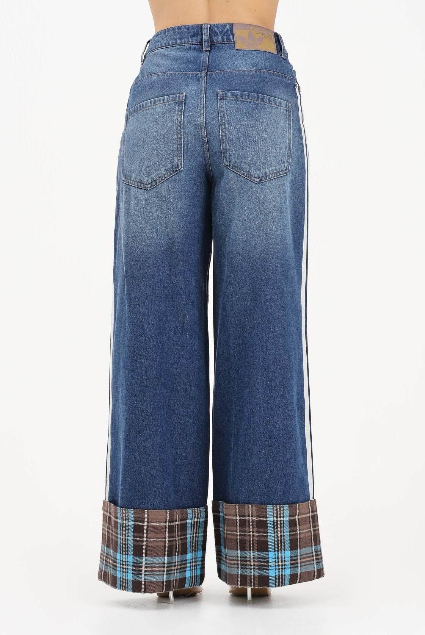 ADIDAS ORIGINALS Jeans in denim medio da donna con piegone a quadri KW4518 . ADIDAS ORIGINALS
