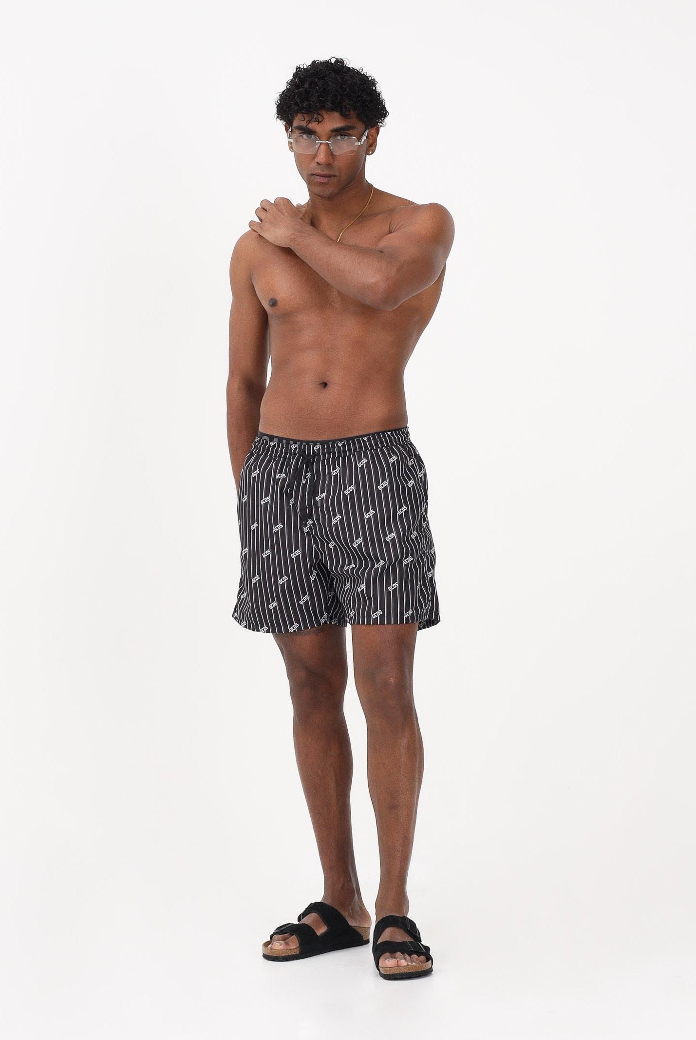 GCDS Shorts mare nero da uomo con stampa rigata e logo all-over C1MWQS252T015 999A GCDS