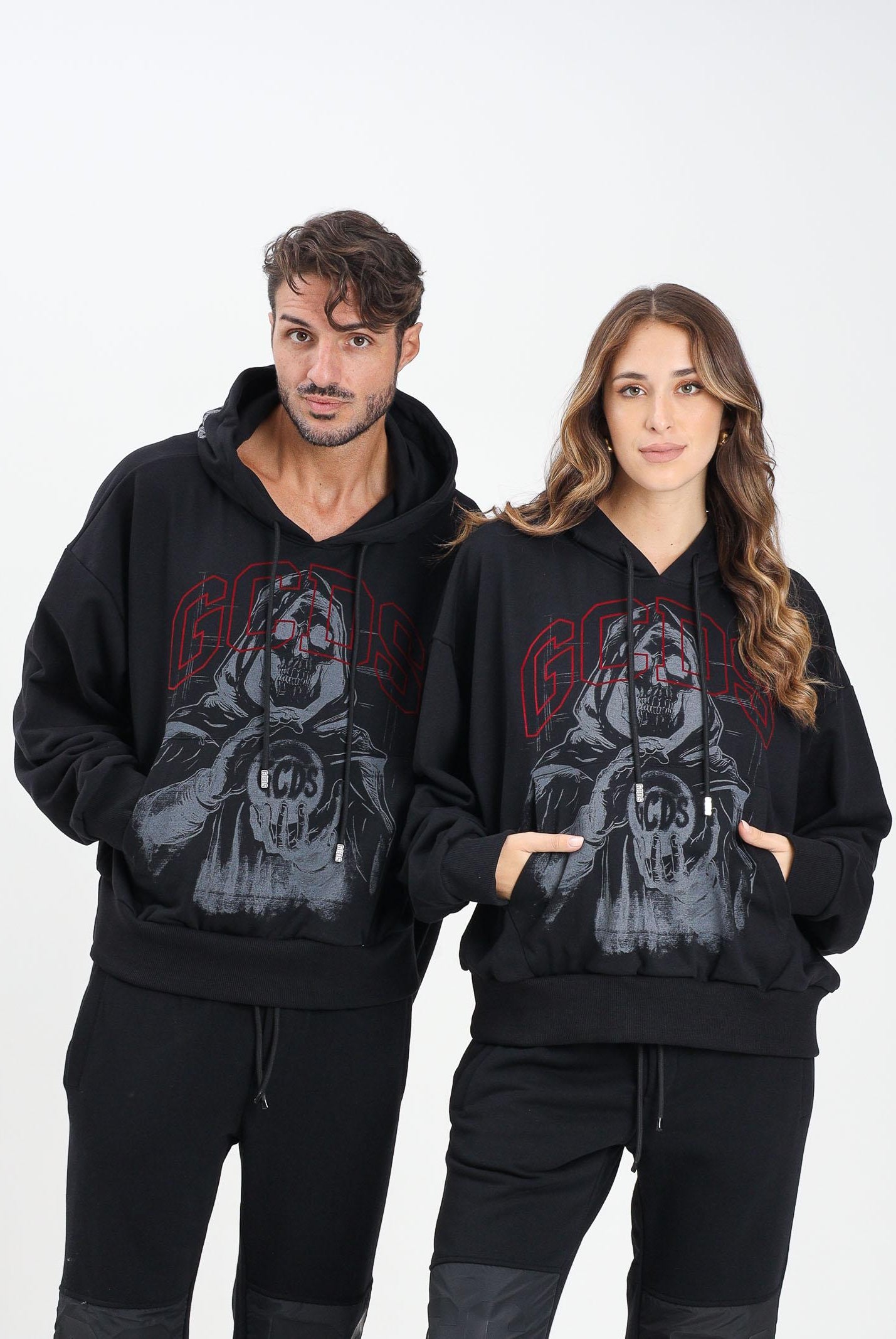 GCDS Felpa con cappuccio nera per uomo e donna caratterizzata da stampa B2CM1907JE7 99 GCDS
