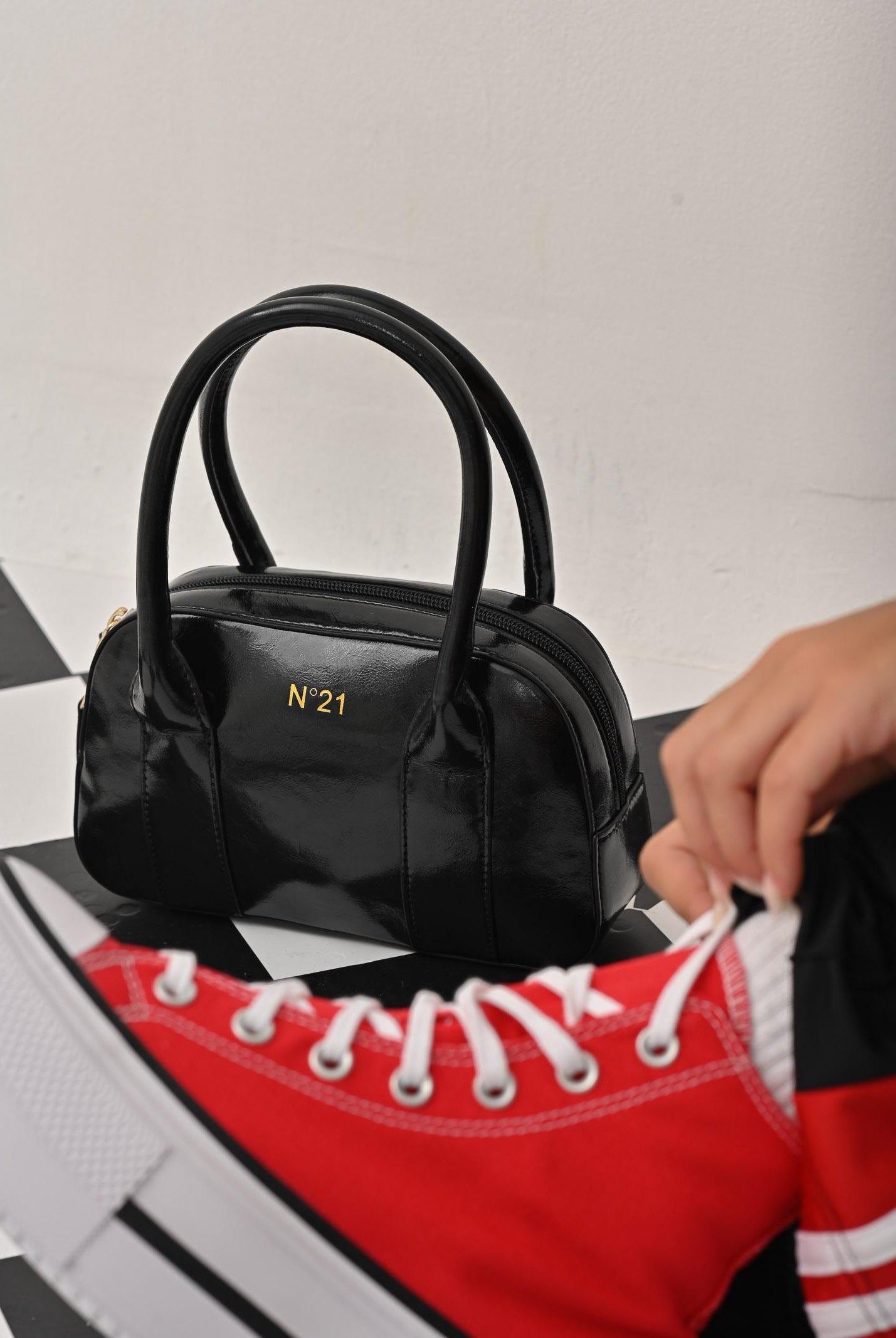 N21 Borsa a mano nera da donna realizzata in tessuto spalmato martellato con logo N°21 N21096N0246 0N900 N21