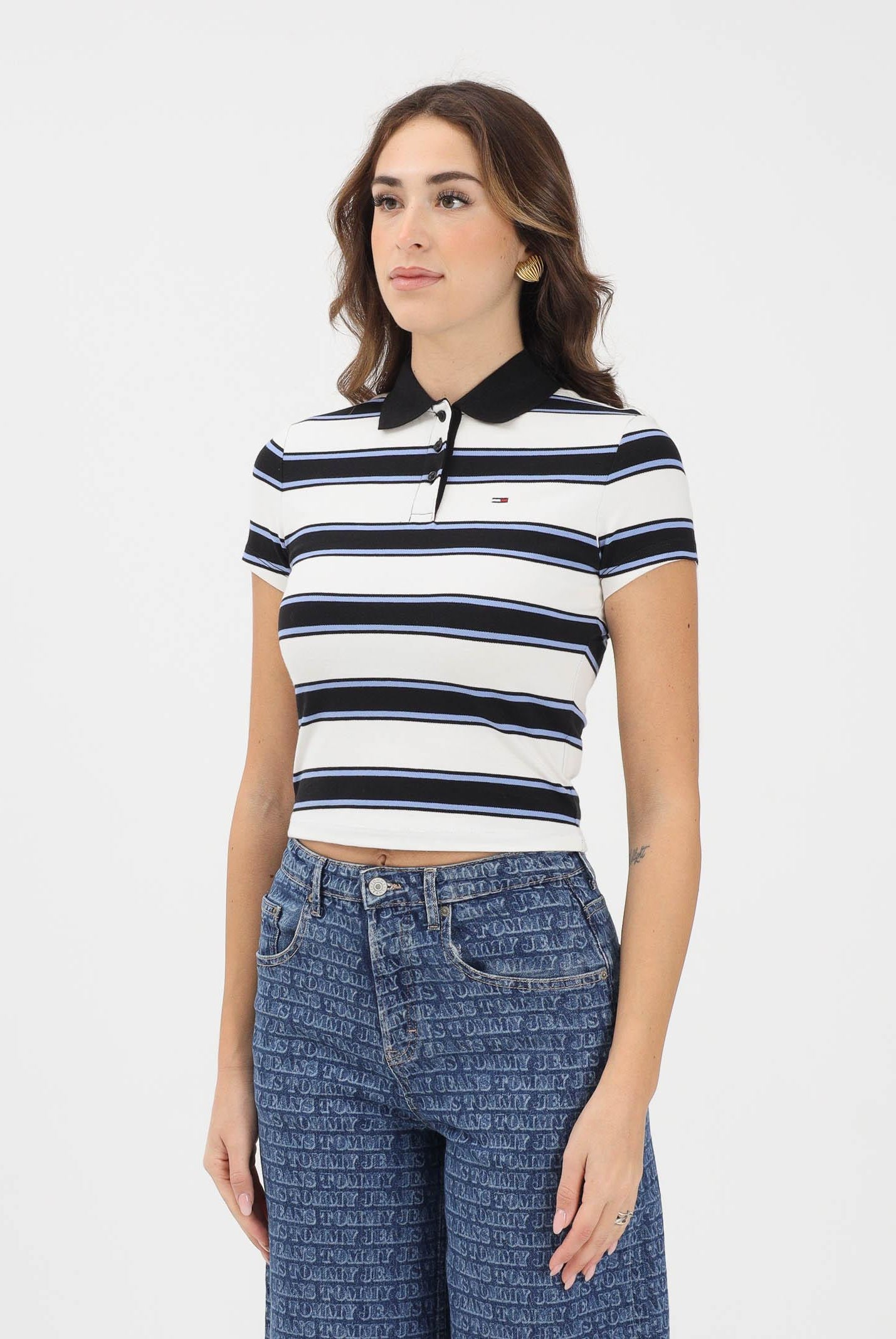 TOMMY JEANS Polo a manica corta bianca e blu da donna caratterizzata da una fantasia a righe orizzontali DW0DW21931 0FB TOMMY JEANS