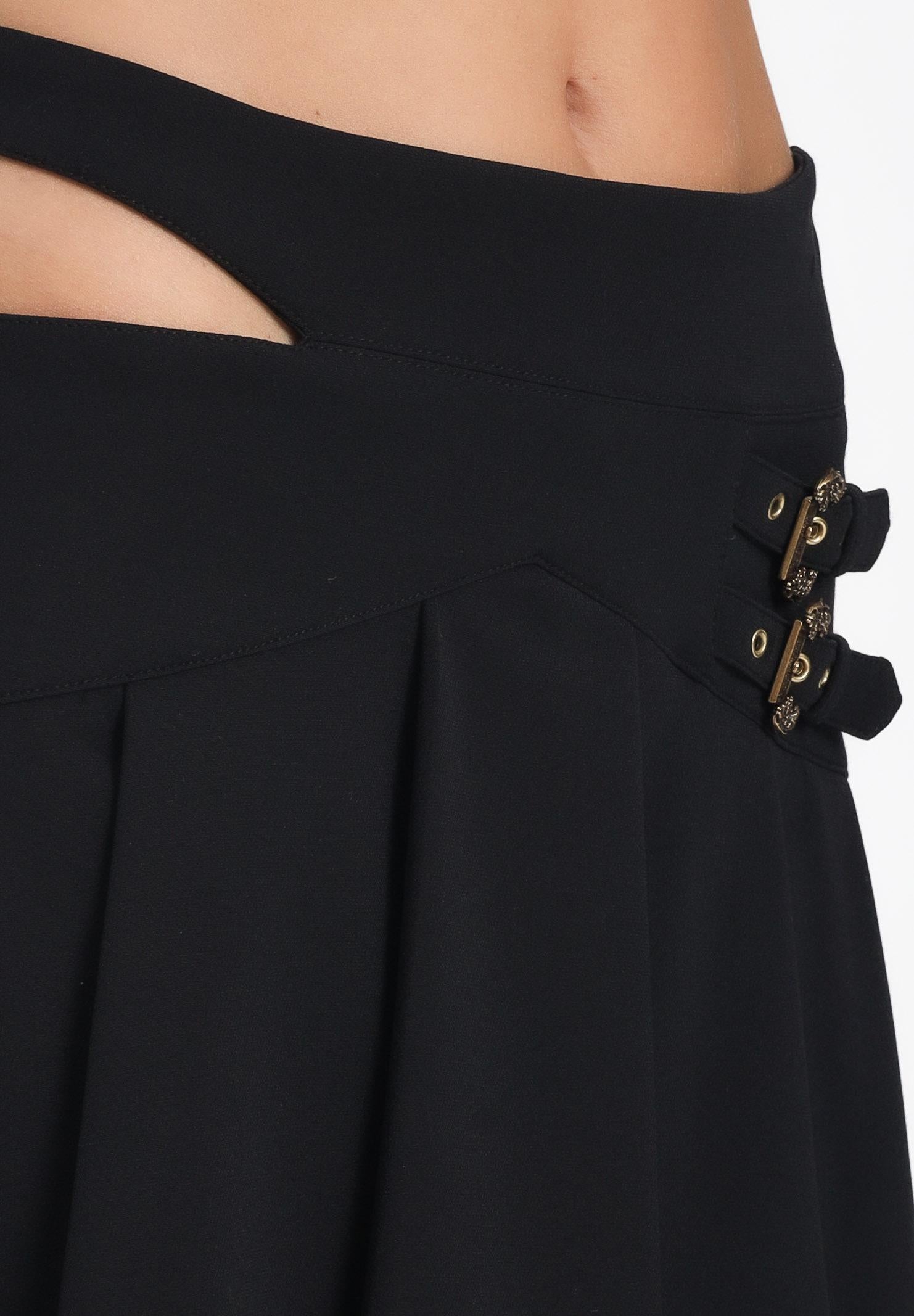 VERSACE JEANS COUTURE Gonna corta nera da donna con fibbie Baroque e dettaglio cut-out 79HAE801N0356 899 VERSACE JEANS COUTURE