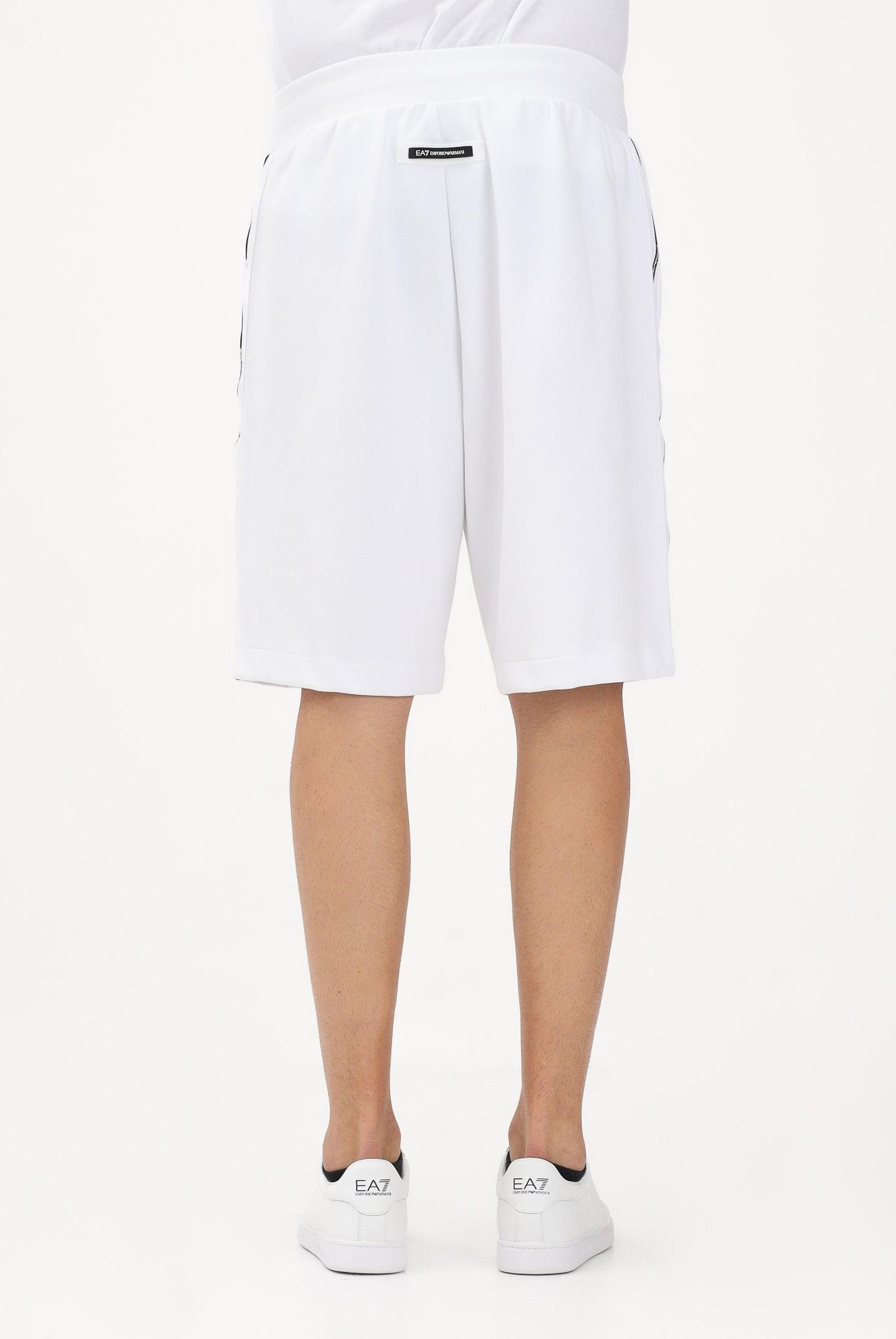 EA7 Shorts sportivo bianco da uomo con bande logate laterali 7M001481AF12660 U0002 EA7