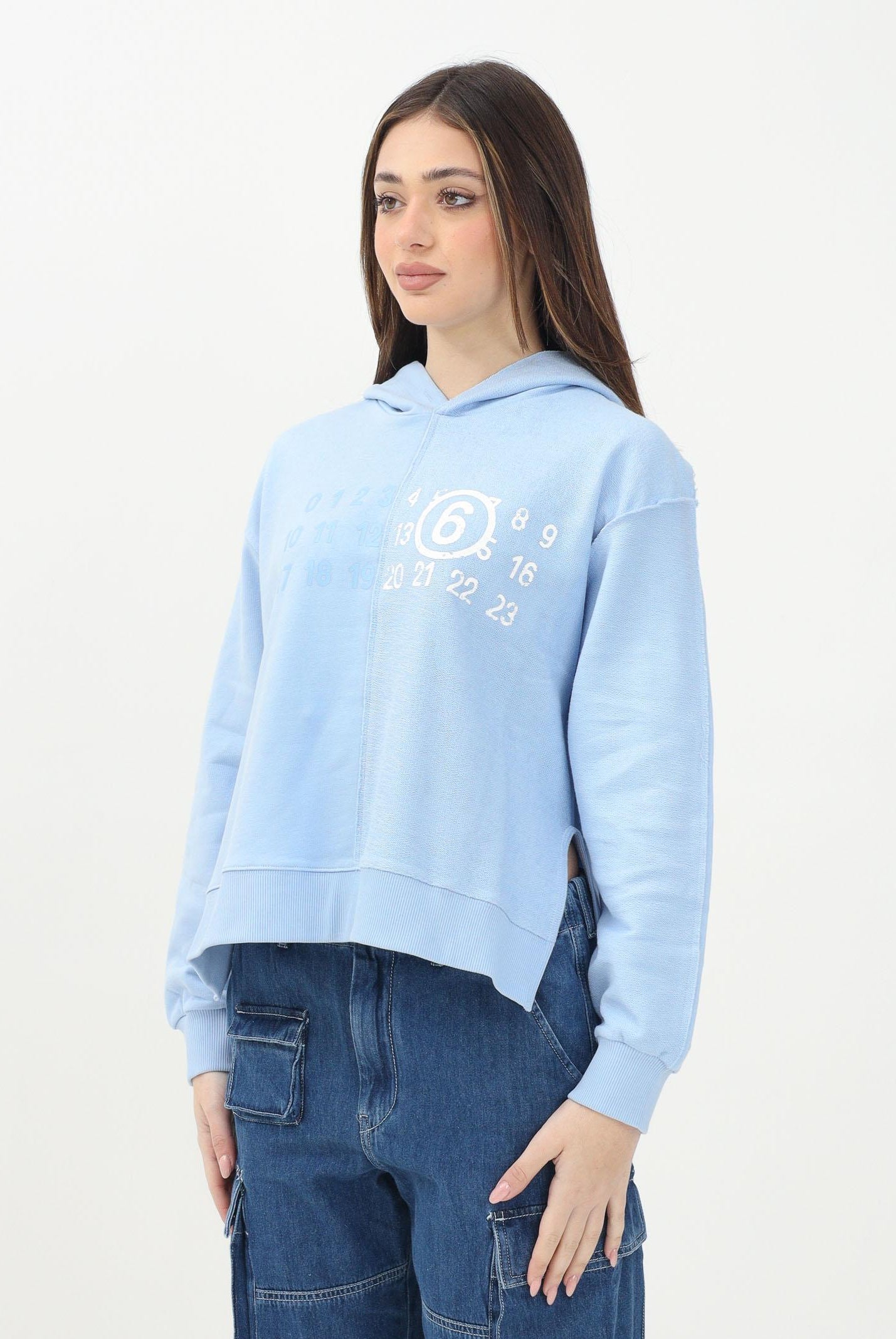 MAISON MARGIELA Felpa con cappuccio azzurra per donna, ragazze e bambine rifinita da grafica "Stamp Numbers" M60768MM04H M6807 MAISON MARGIELA