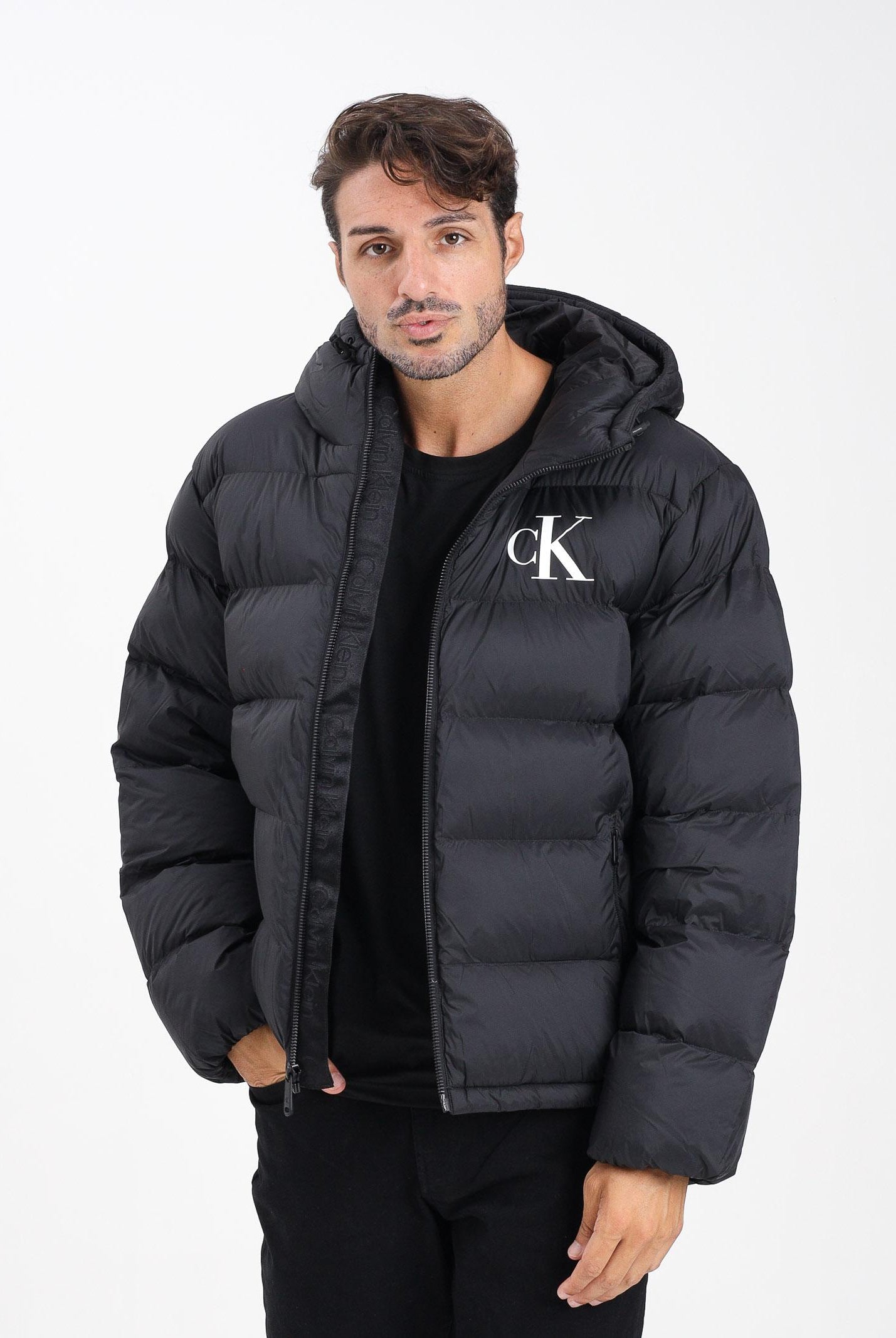 CALVIN KLEIN JEANS Piumino nero da uomo con logo LV04RD528GUB1 . CALVIN KLEIN JEANS