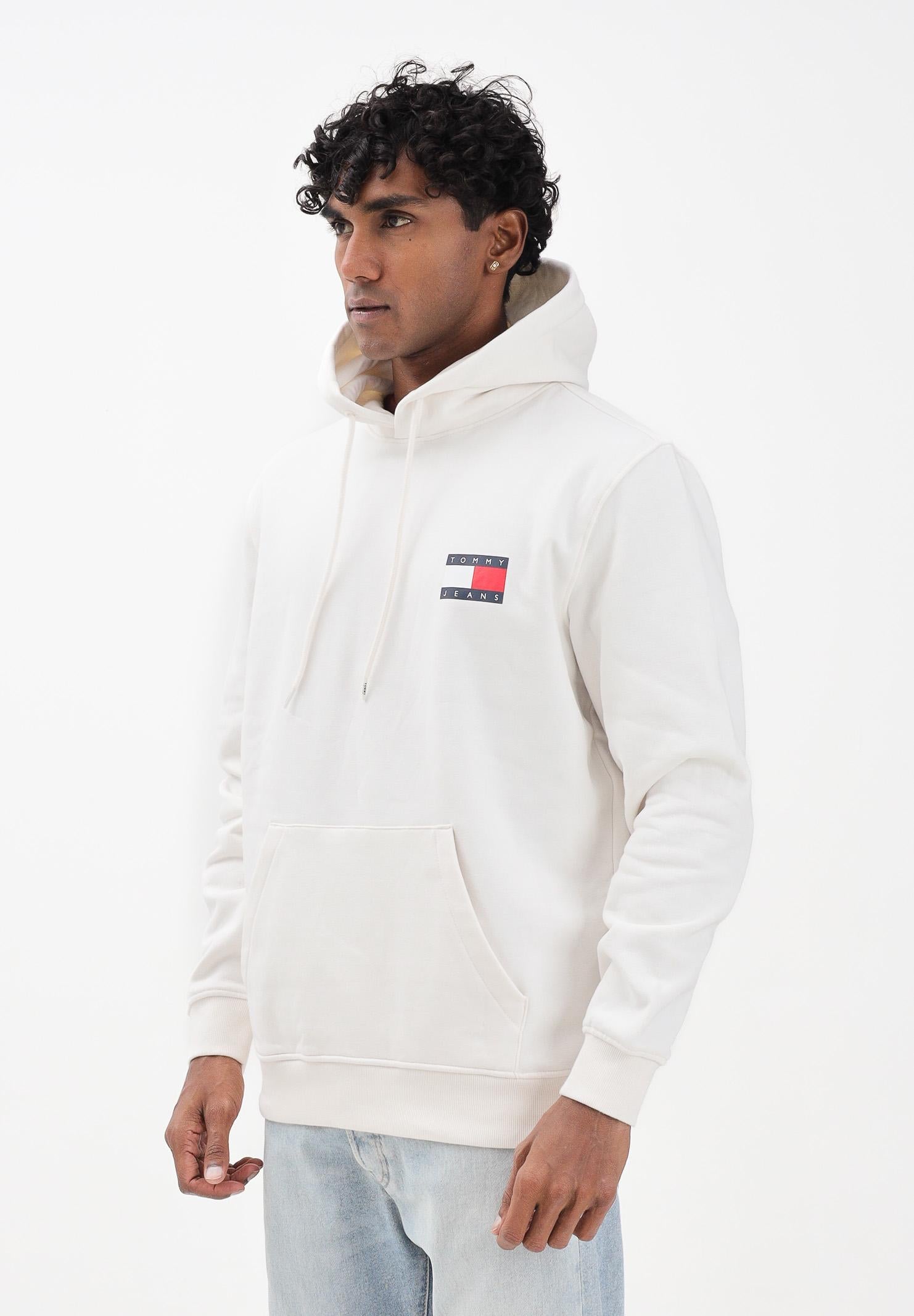 TOMMY JEANS Felpa con cappuccio panna da uomo caratterizzata da un badge Tommy DM0DM20738YBH TOMMY JEANS