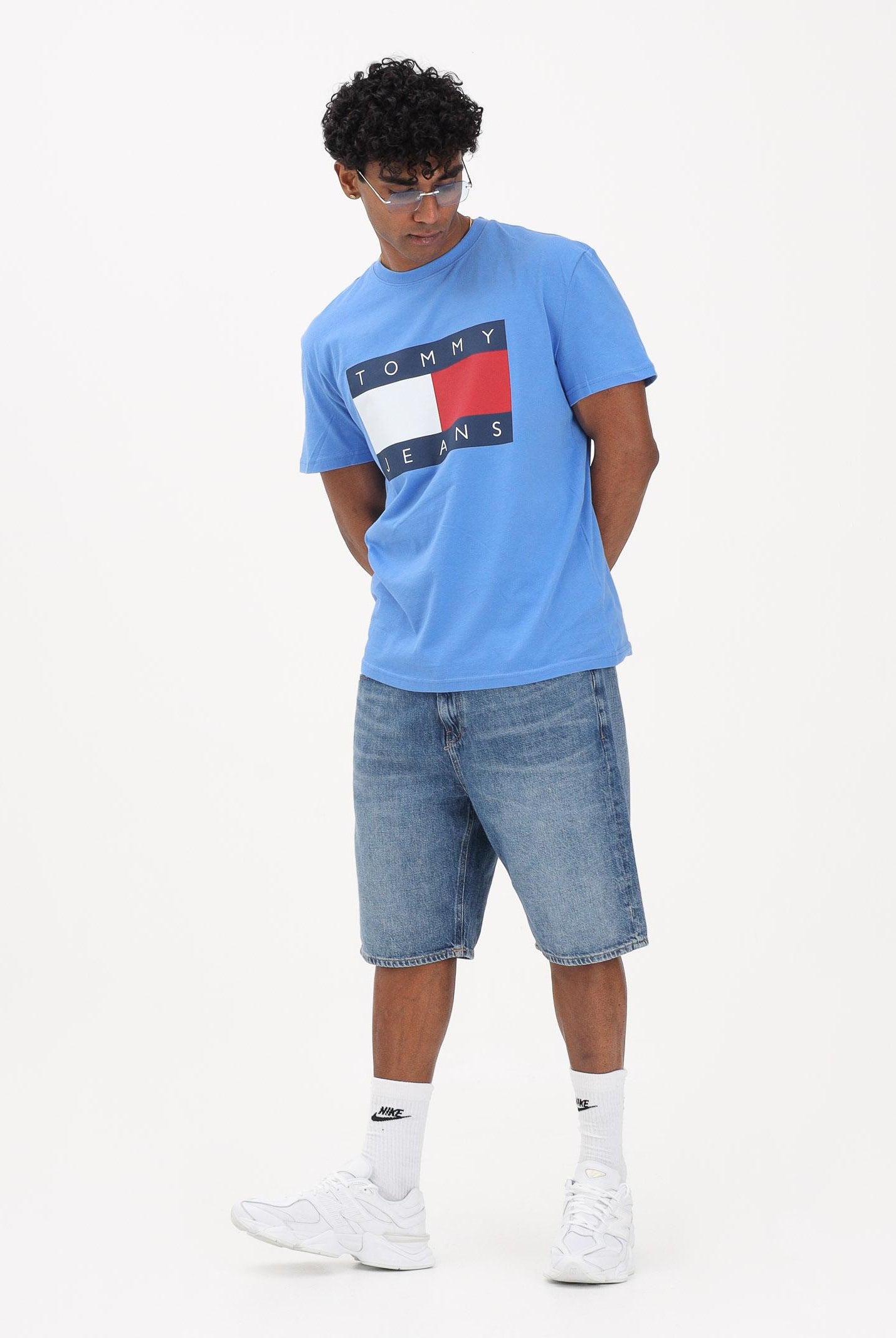 TOMMY JEANS T-shirt a manica corta Flag Badge azzurra da uomo DM0DM22645 C38 TOMMY JEANS