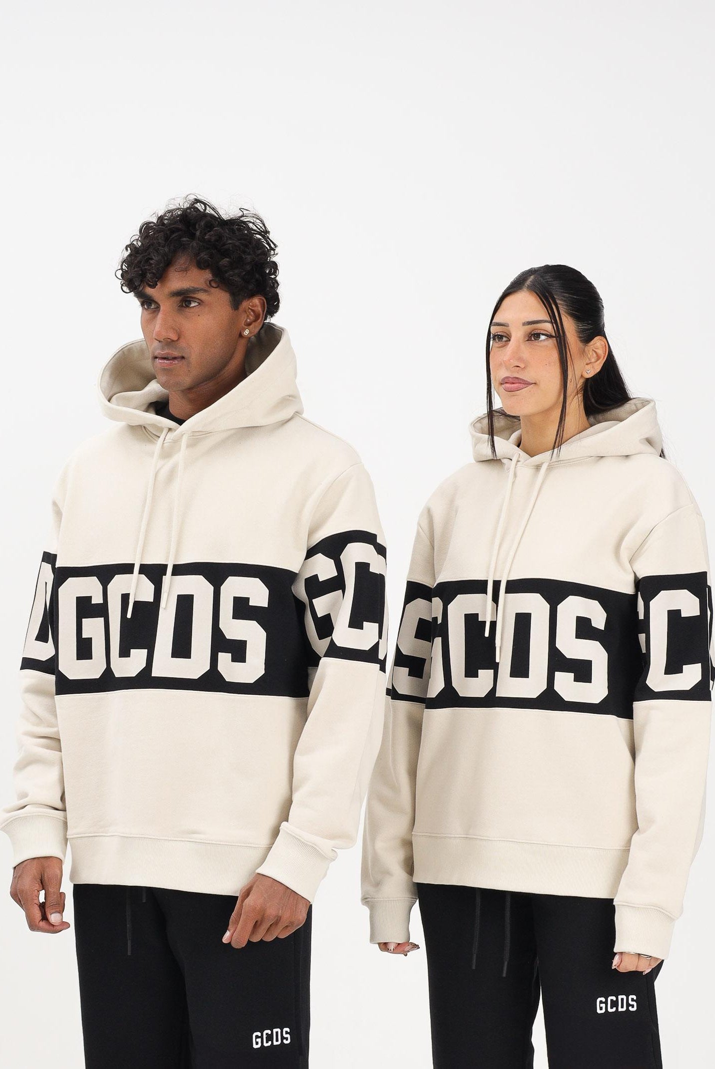 GCDS Felpa con cappuccio beige per uomo e donna caratterizzata da banda a contrasto e logo B1XM1900JD1 09 GCDS
