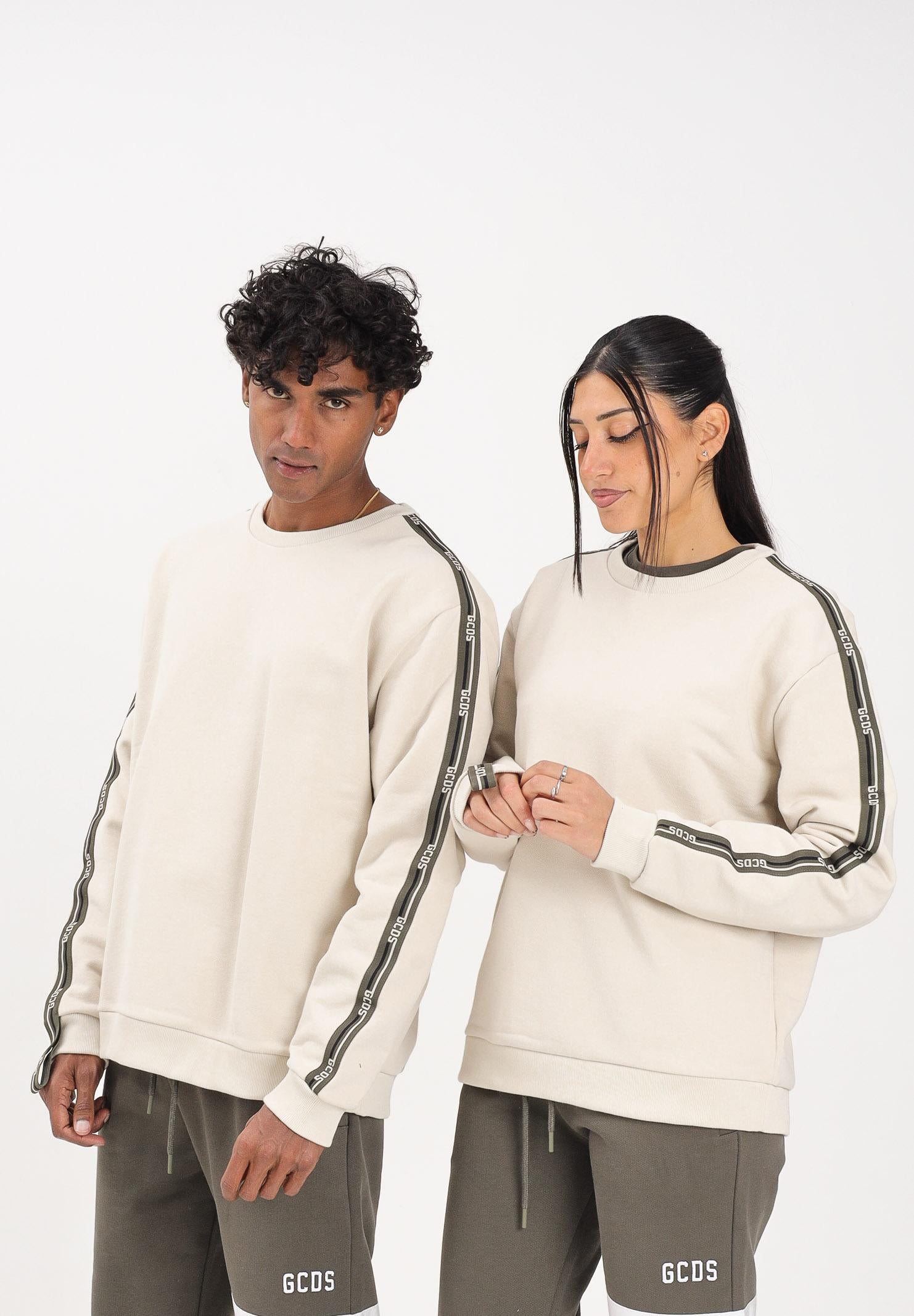 GCDS Felpa girocollo panna per uomo e donna con bande logate B2EM1501JD1 15 GCDS