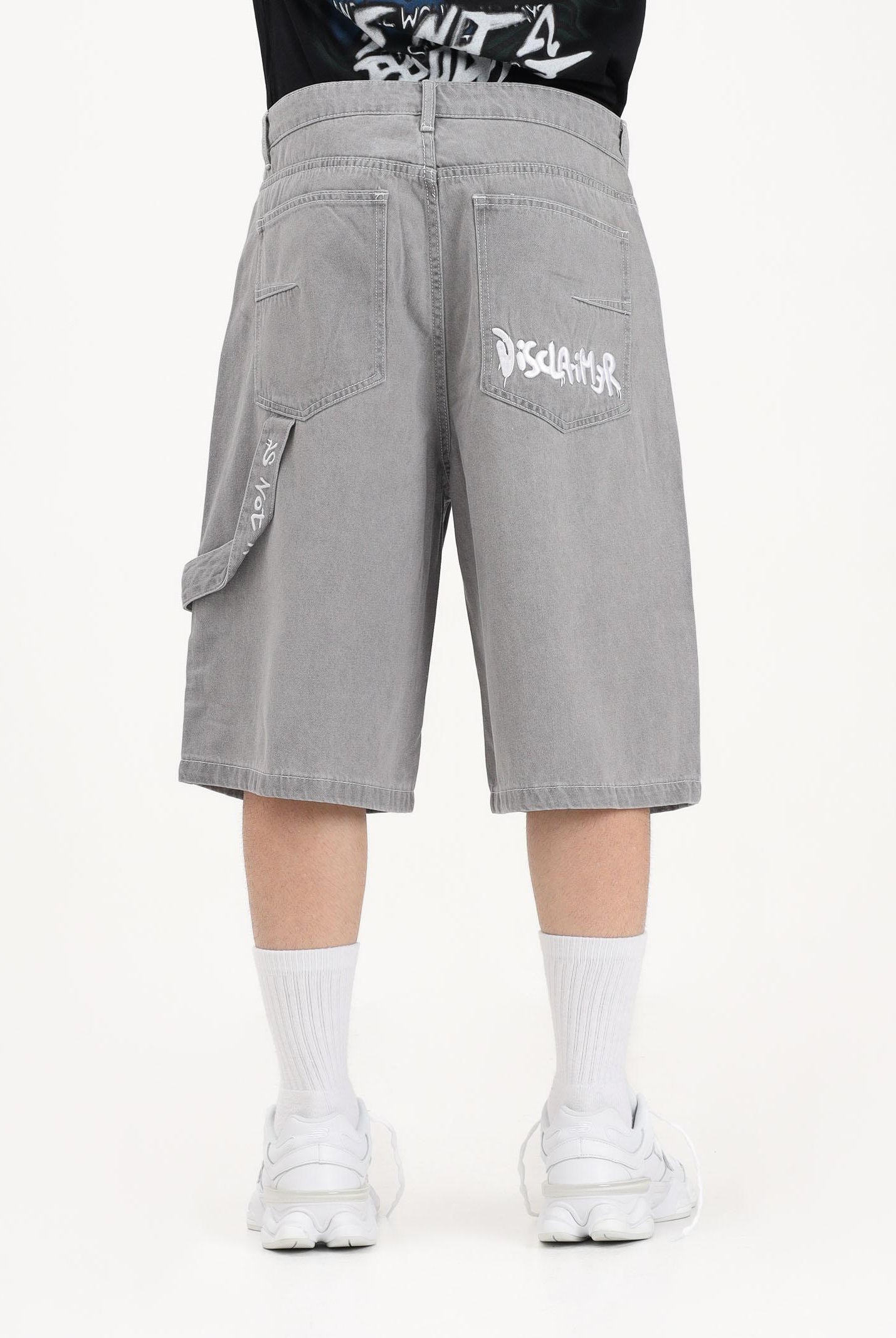 DISCLAIMER Shorts in denim grigio da uomo con dettagli carpenter e stampa sul retro 26EDS55441 NE DISCLAIMER