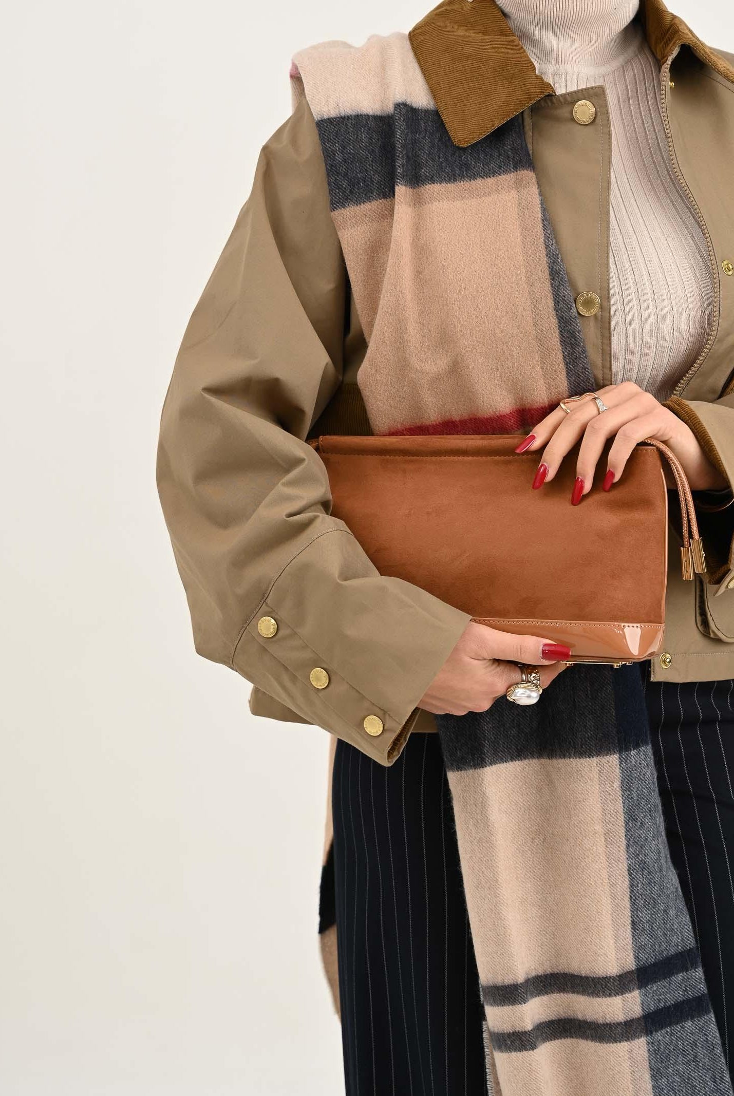 ELISABETTA FRANCHI Pochette cammello da donna realizzata in morbida pelle scamosciata BS60A57E2 EC1 ELISABETTA FRANCHI