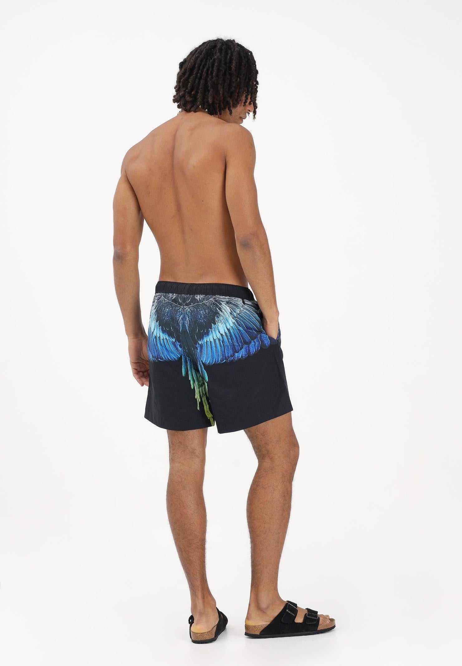 MARCELO BURLON COUNTY OF MILAN Shorts mare nero da uomo con stampa ali COMAS2606600895 . MARCELO BURLON COUNTY OF MILAN