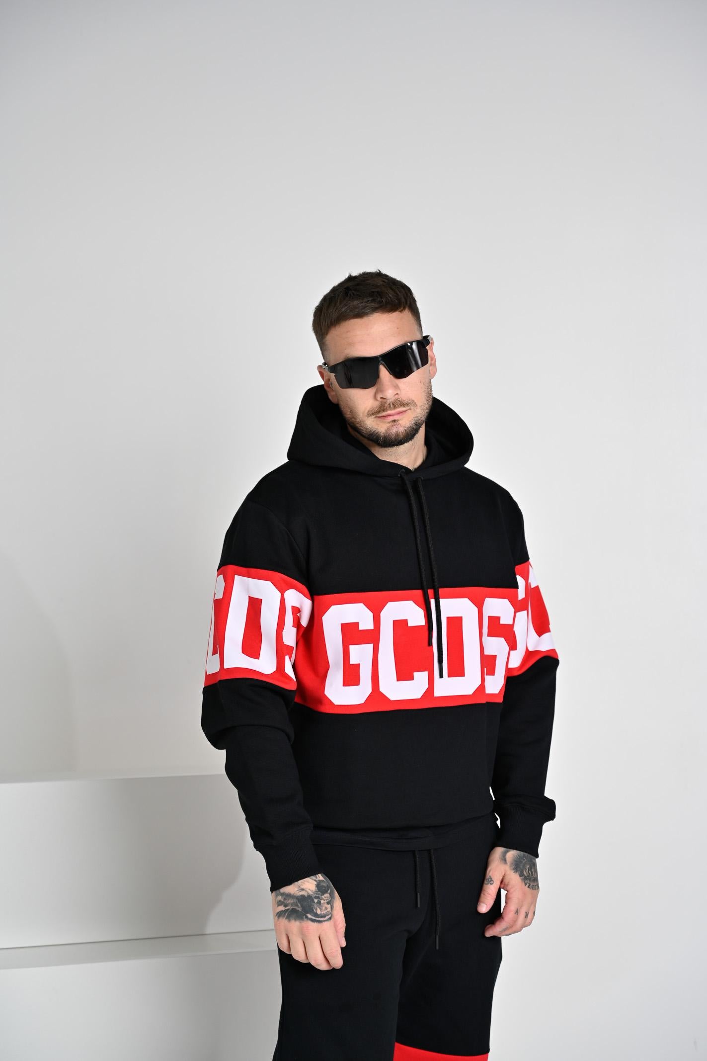 GCDS Felpa con cappuccio nera per uomo e donna rifinita da stampa logo B1XM1900JD1 99 GCDS
