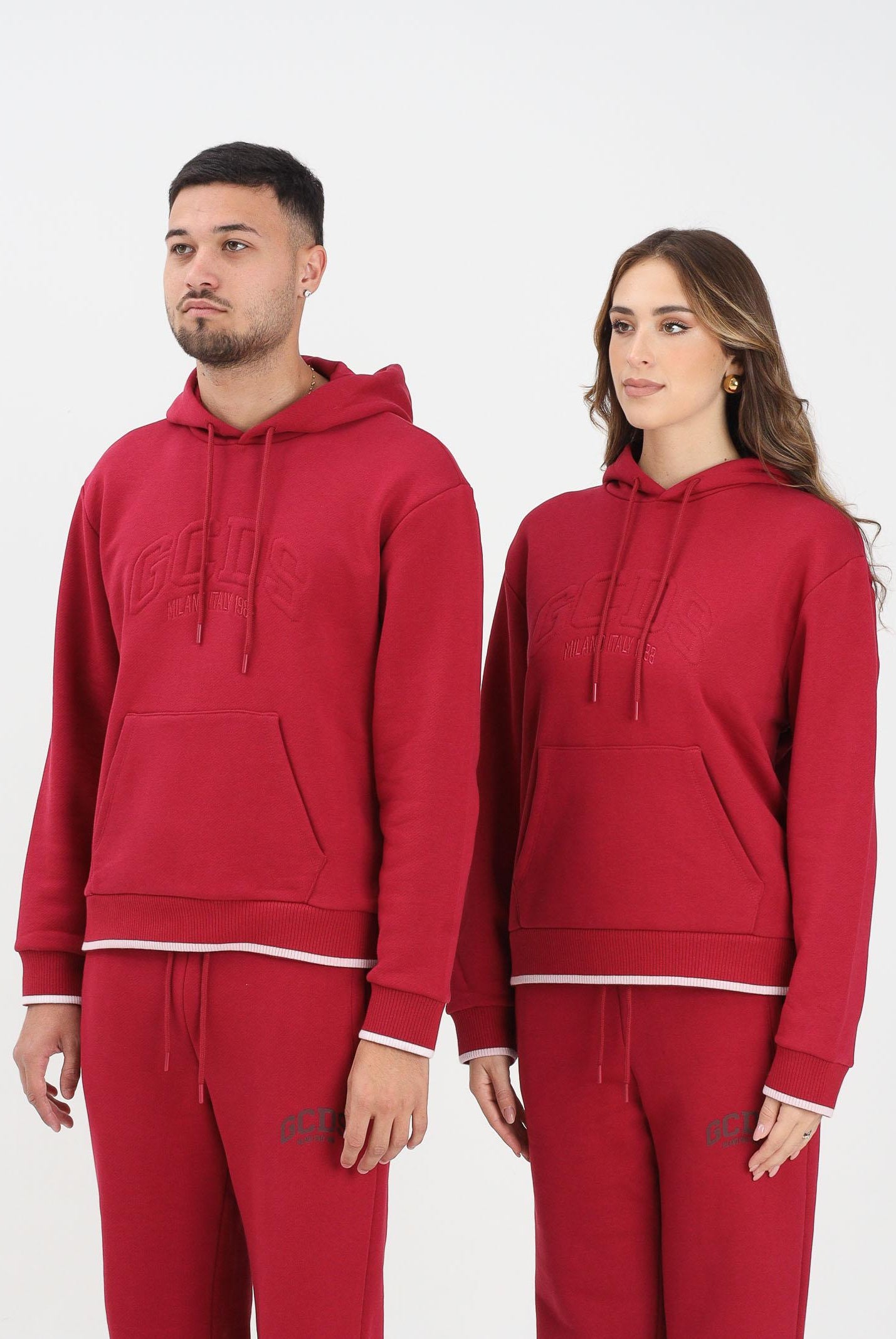GCDS Felpa con cappuccio bordeaux per uomo e donna rifinita da logo impresso B2EW1905JD1 49 GCDS