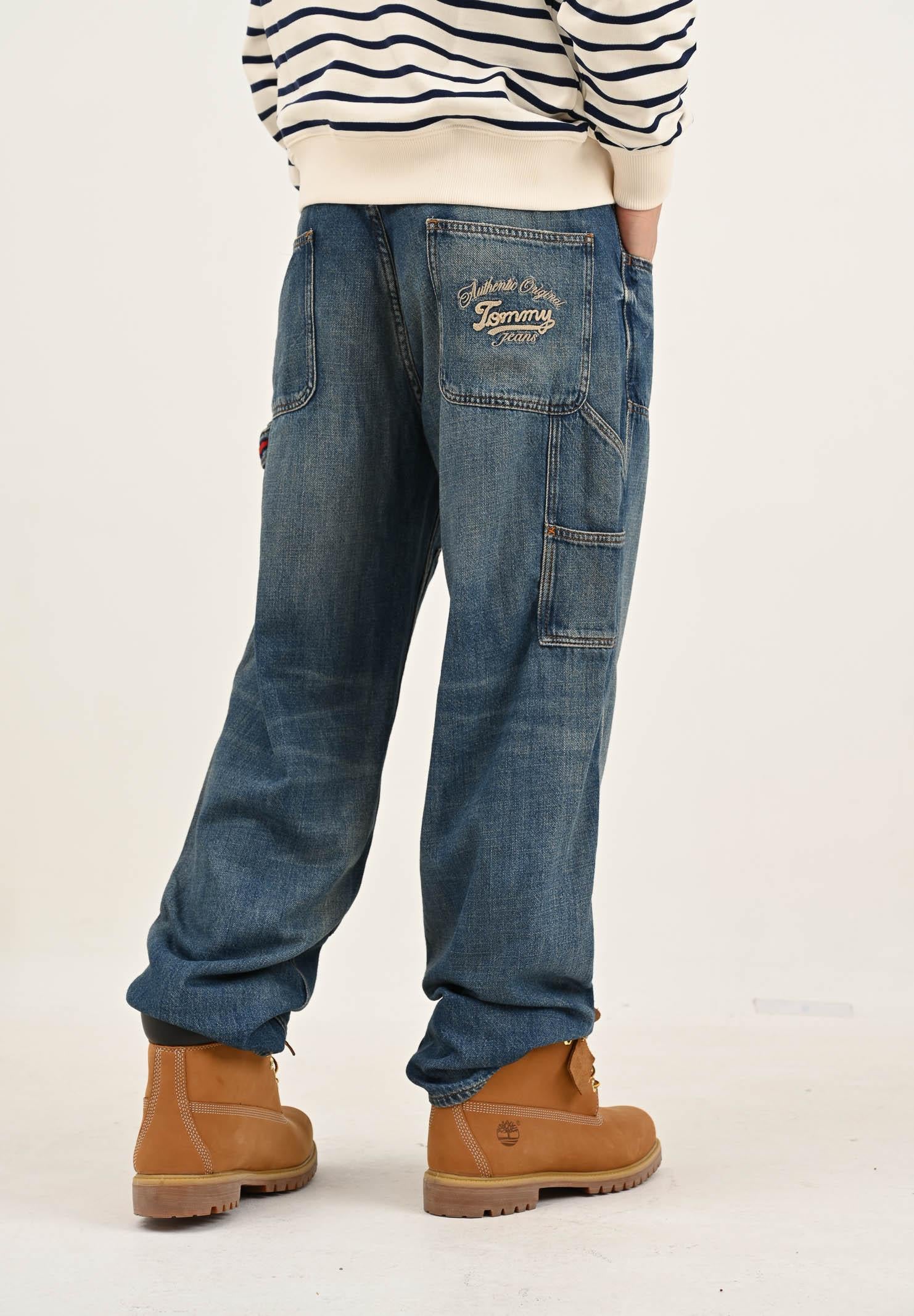 TOMMY JEANS Jeans in denim blu da uomo con ricamo sul retro DM0DM212031A5 . TOMMY JEANS