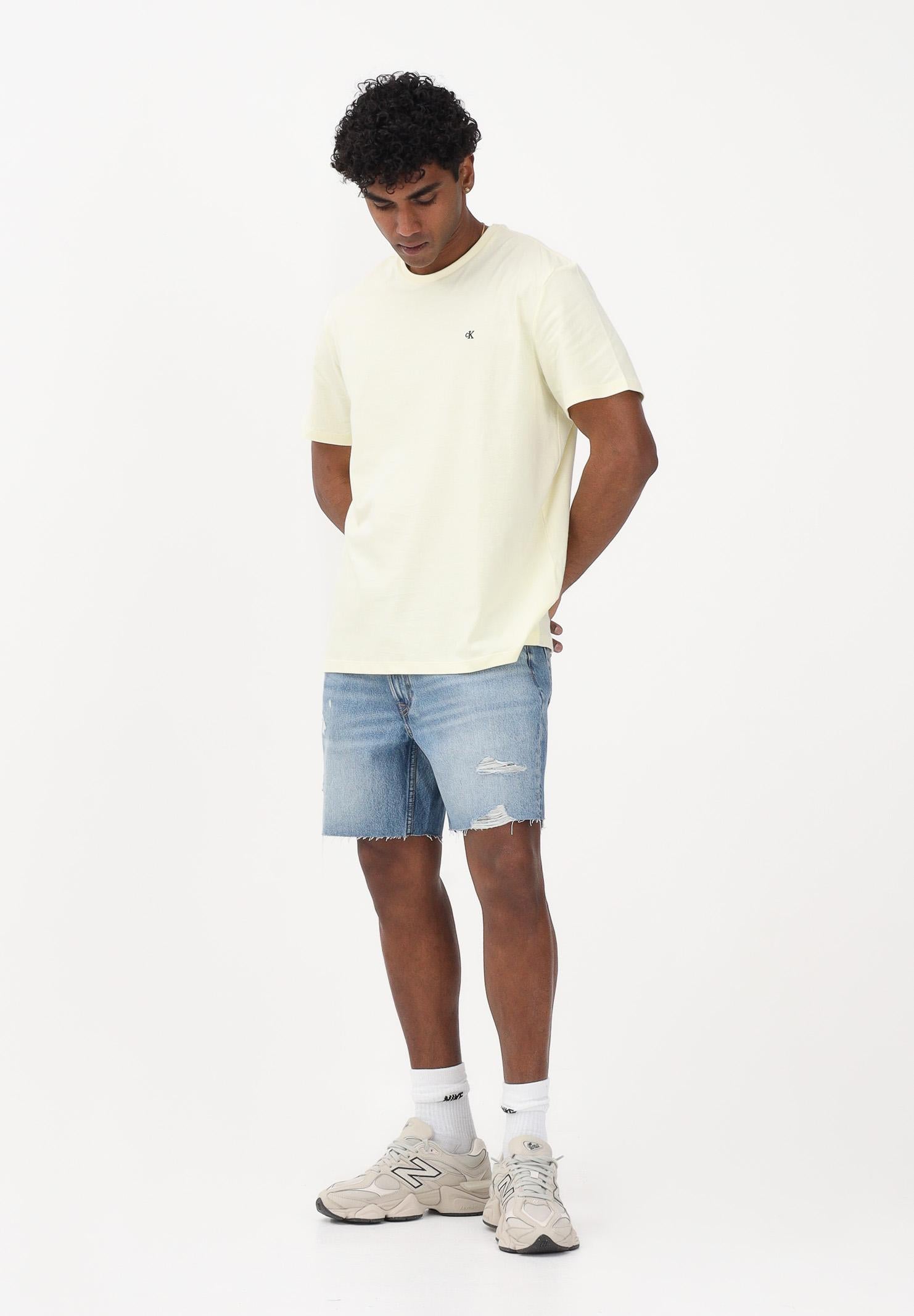 CALVIN KLEIN JEANS Shorts in denim chiaro da uomo con leggere abrasioni e piccoli strappi decorativi LV04RF790G XBI CALVIN KLEIN JEANS