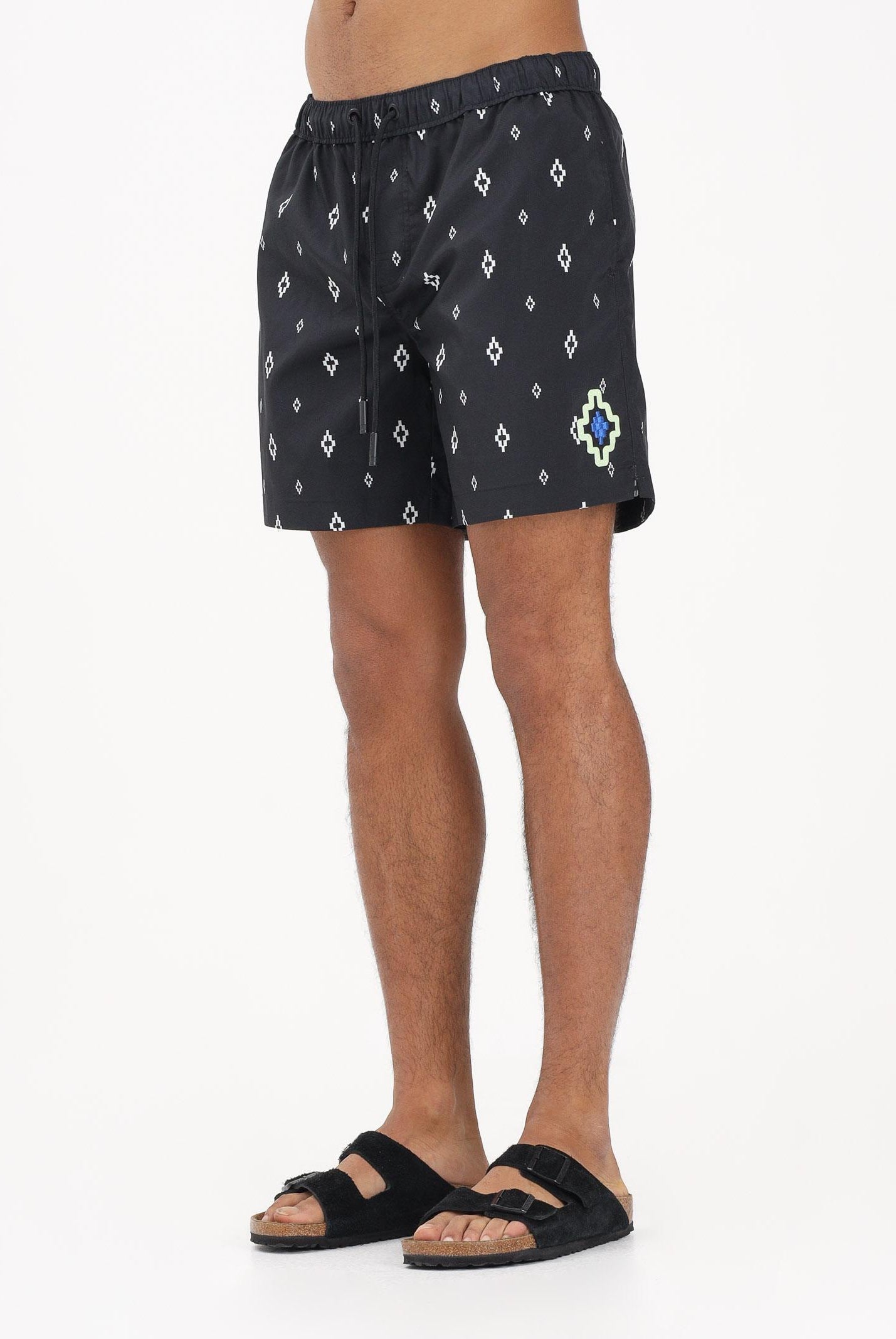 MARCELO BURLON COUNTY OF MILAN Shorts mare nero da uomo con stampa COMAS2606330888 . MARCELO BURLON COUNTY OF MILAN