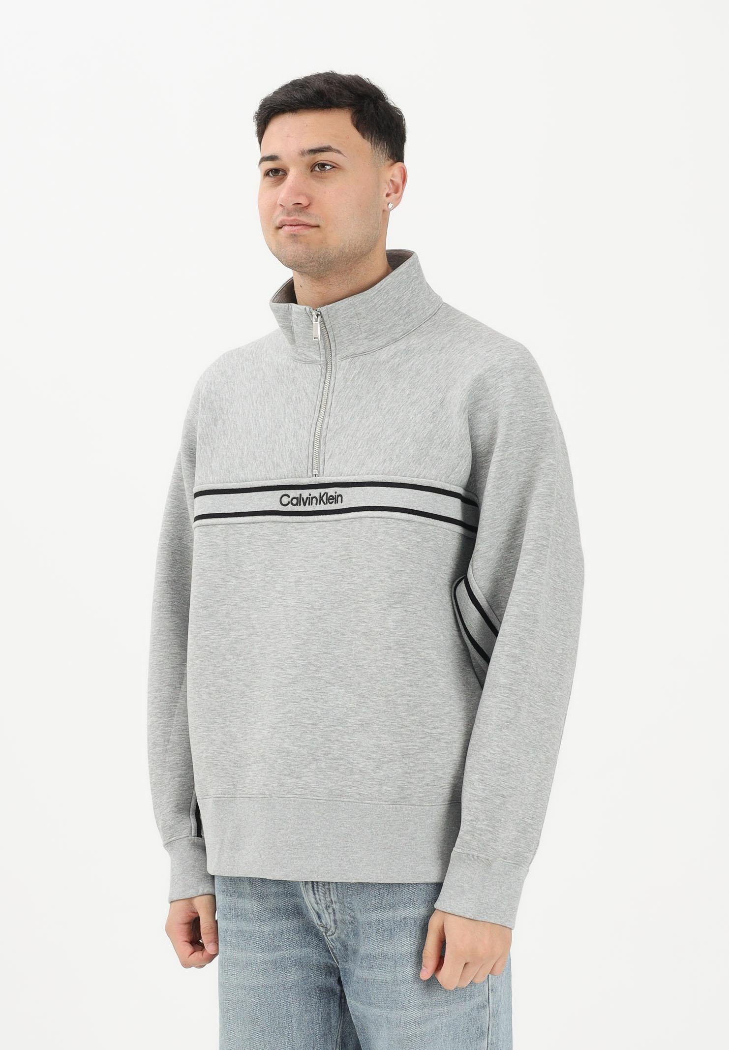 CALVIN KLEIN JEANS Felpa a mezza zip grigia da uomo con logo LV04RE221GP79 . CALVIN KLEIN JEANS