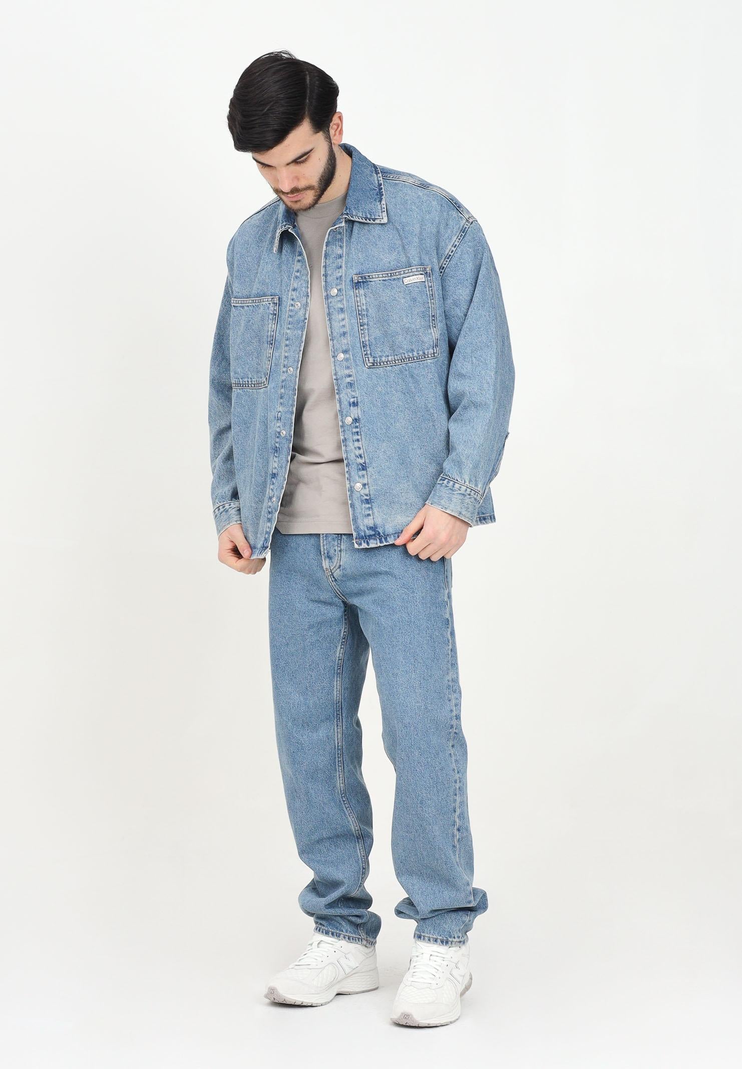 Jeans in denim blu chiaro da uomo con un lavaggio classico J30J327015 1A4 CALVIN KLEIN JEANS