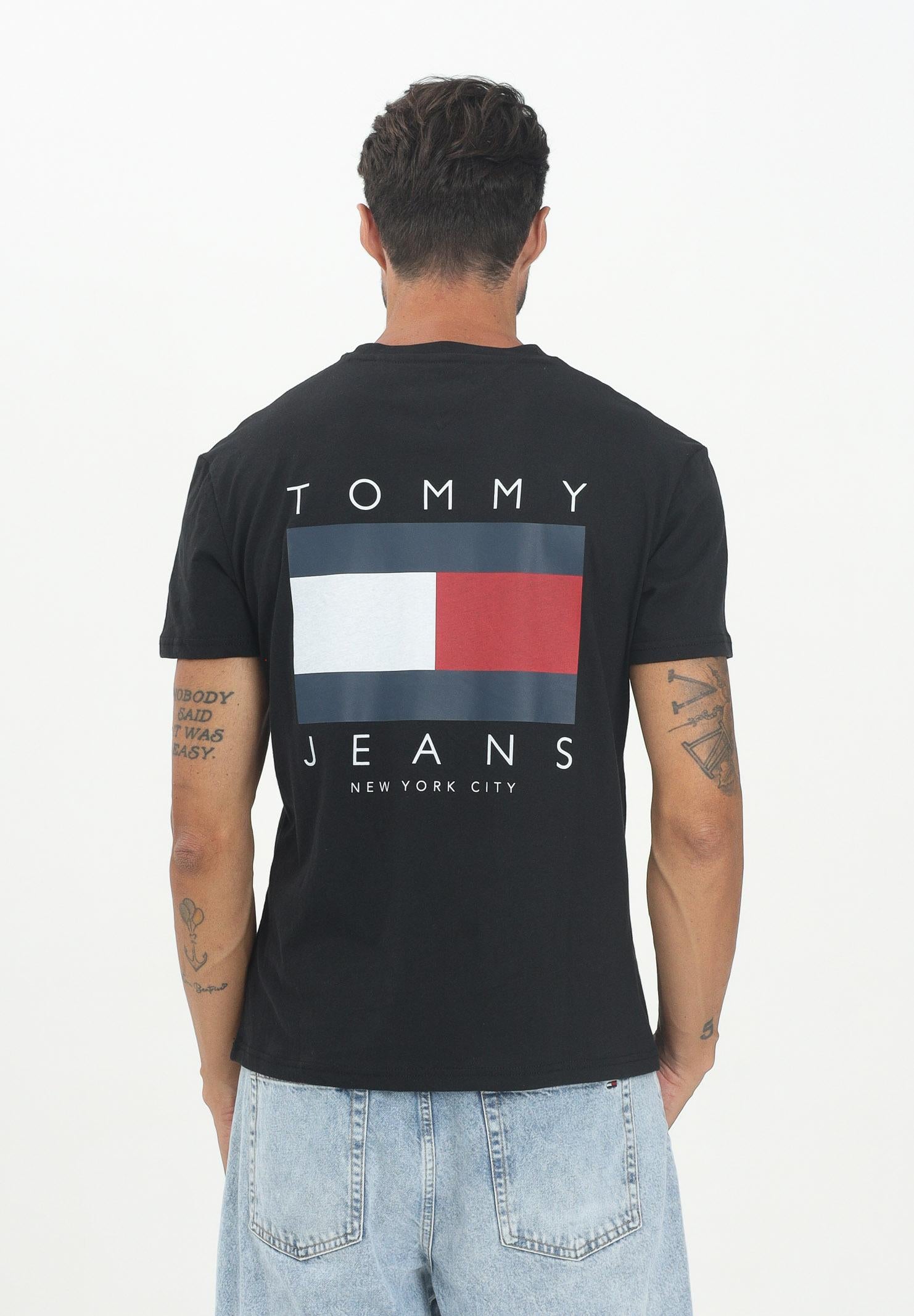 TOMMY JEANS T-shirt a manica corta nera da uomo con maxi logo DM0DM21910BDS . TOMMY JEANS
