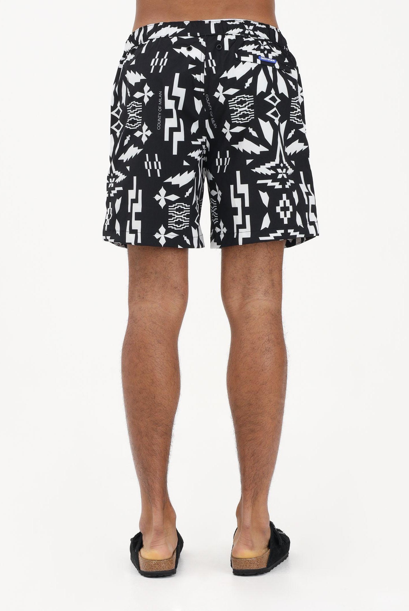 MARCELO BURLON COUNTY OF MILAN Shorts mare nero da uomo con fantasia COMAS2606410888 . MARCELO BURLON COUNTY OF MILAN