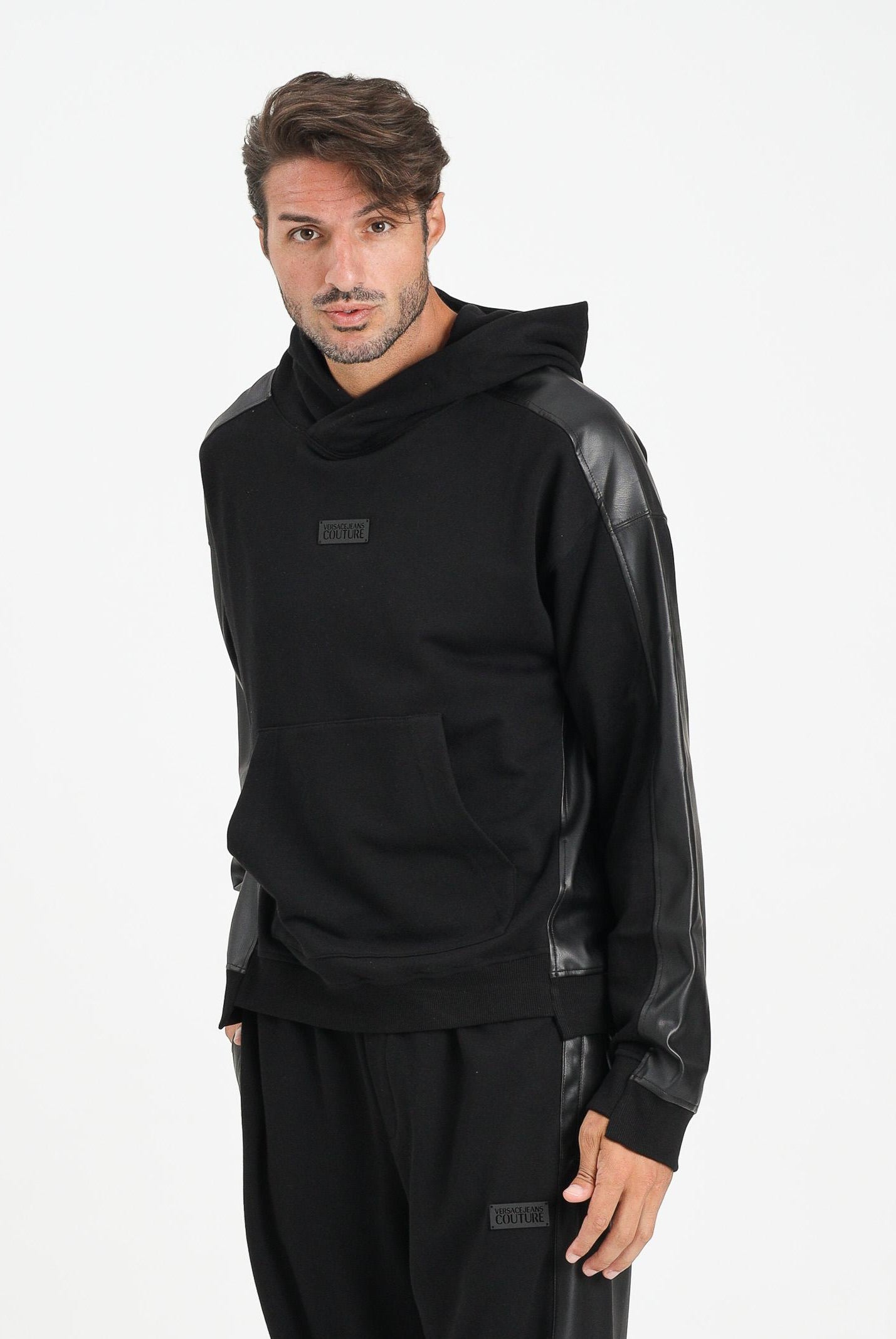 VERSACE JEANS COUTURE Felpa con cappuccio nera da uomo realizzata in doppio tessuto 79GAI311F0010 899 VERSACE JEANS COUTURE
