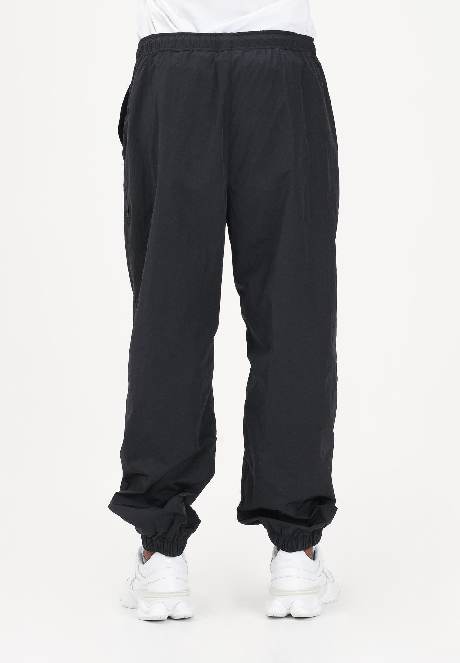 MARCELO BURLON COUNTY OF MILAN Pantalone sportivo nero da uomo con logo S6CMMAPA076 110 MARCELO BURLON COUNTY OF MILAN