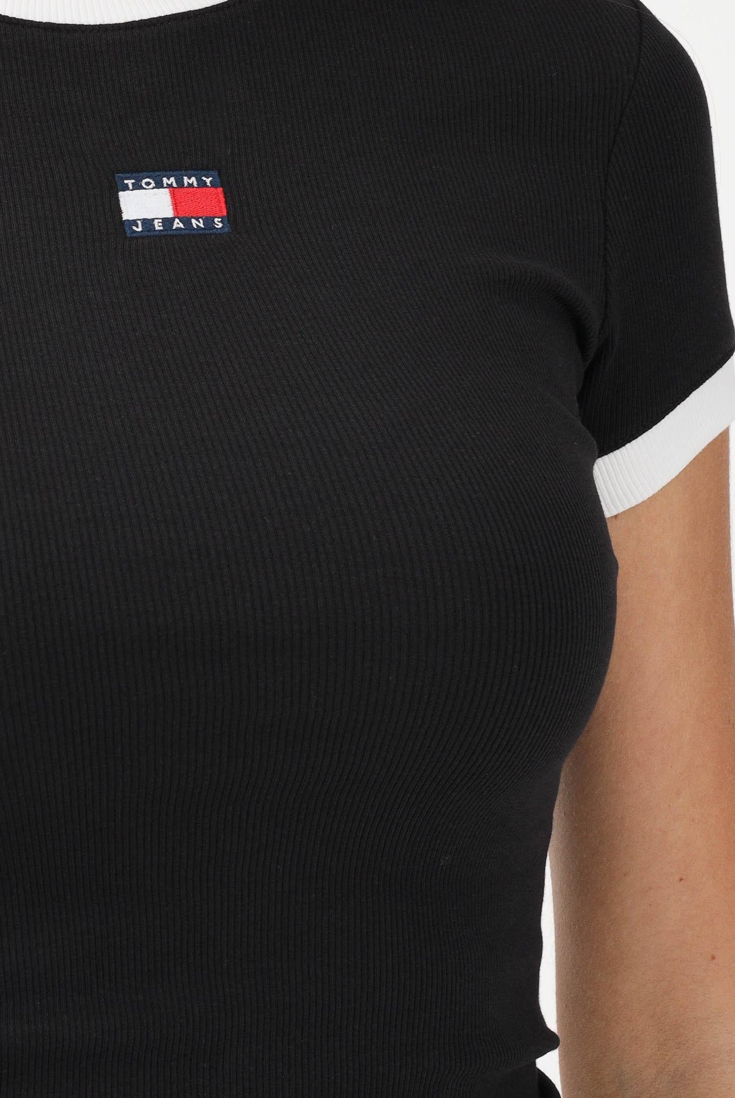 TOMMY JEANS T-shirt a manica corta nera da donna con logo e finiture a contrasto DW0DW22575 BDS TOMMY JEANS