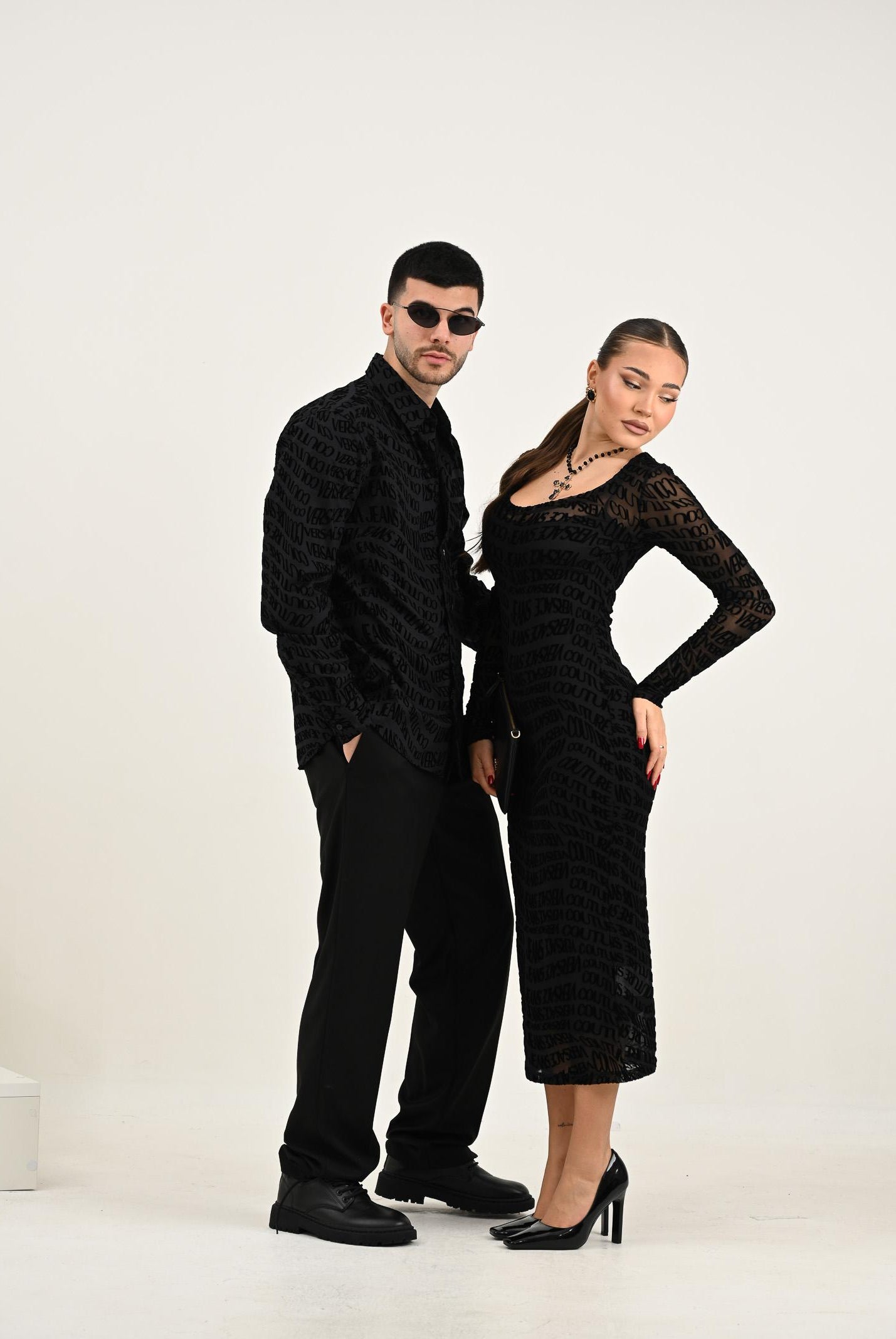 VERSACE JEANS COUTURE Abito midi nero da donna con motivo Liquify Logomania 79HAO920JS490 899 VERSACE JEANS COUTURE