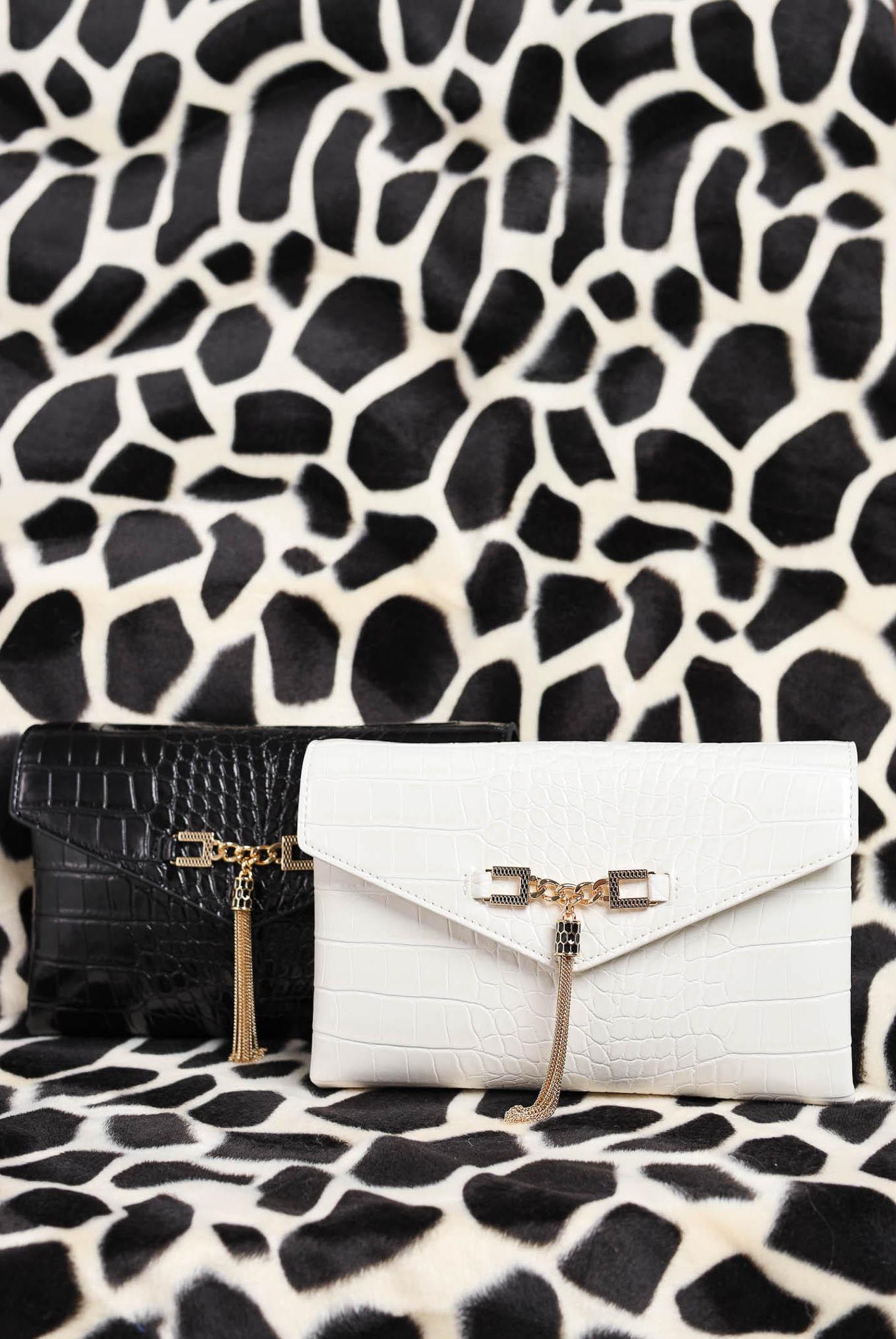 ELISABETTA FRANCHI Pochette nera da donna con logo e nappina BS56A57E2 110 ELISABETTA FRANCHI