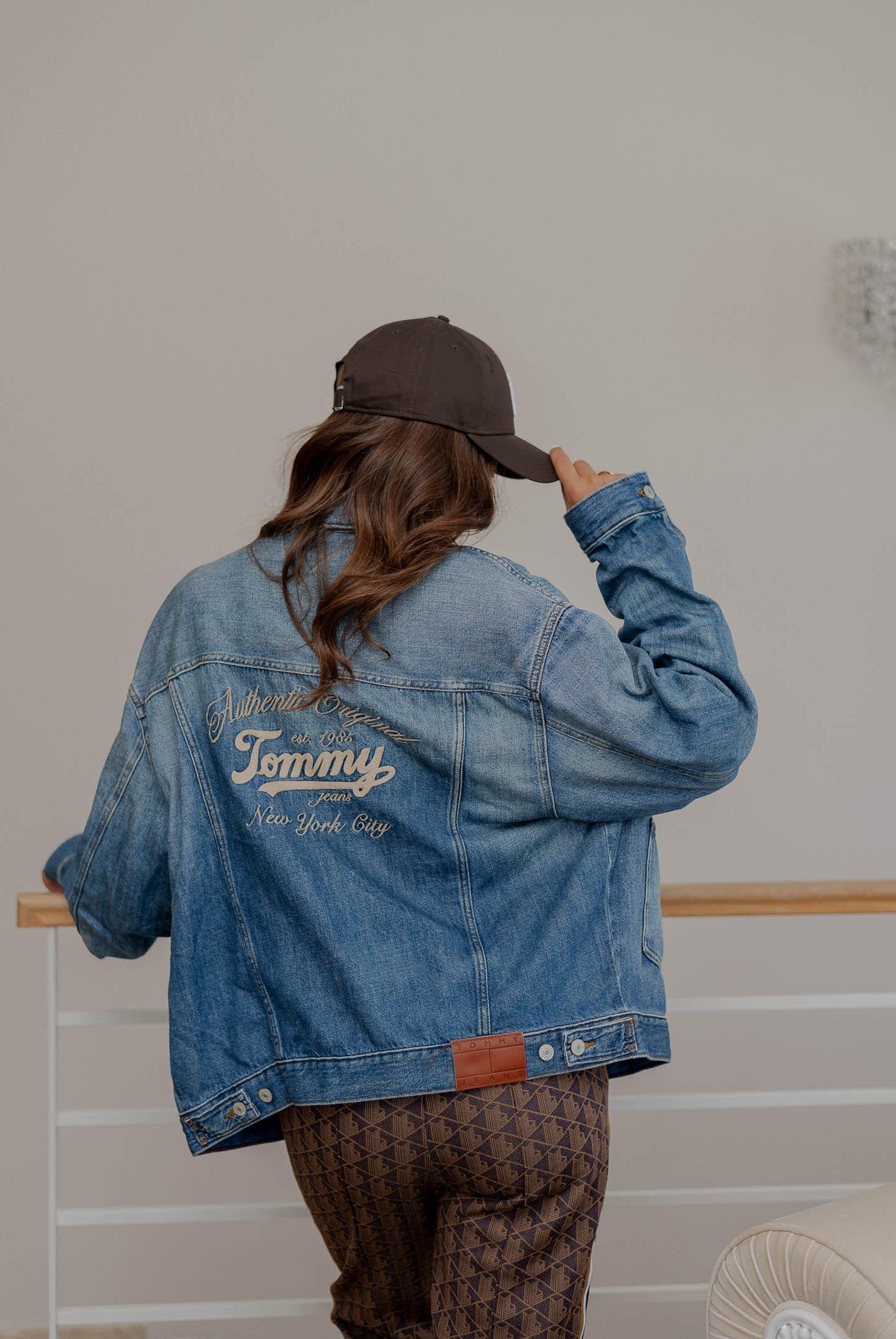 TOMMY JEANS Giubbotto di jeans in denim chiaro da uomo con ricamo logo sul retro DM0DM217241A5 . TOMMY JEANS