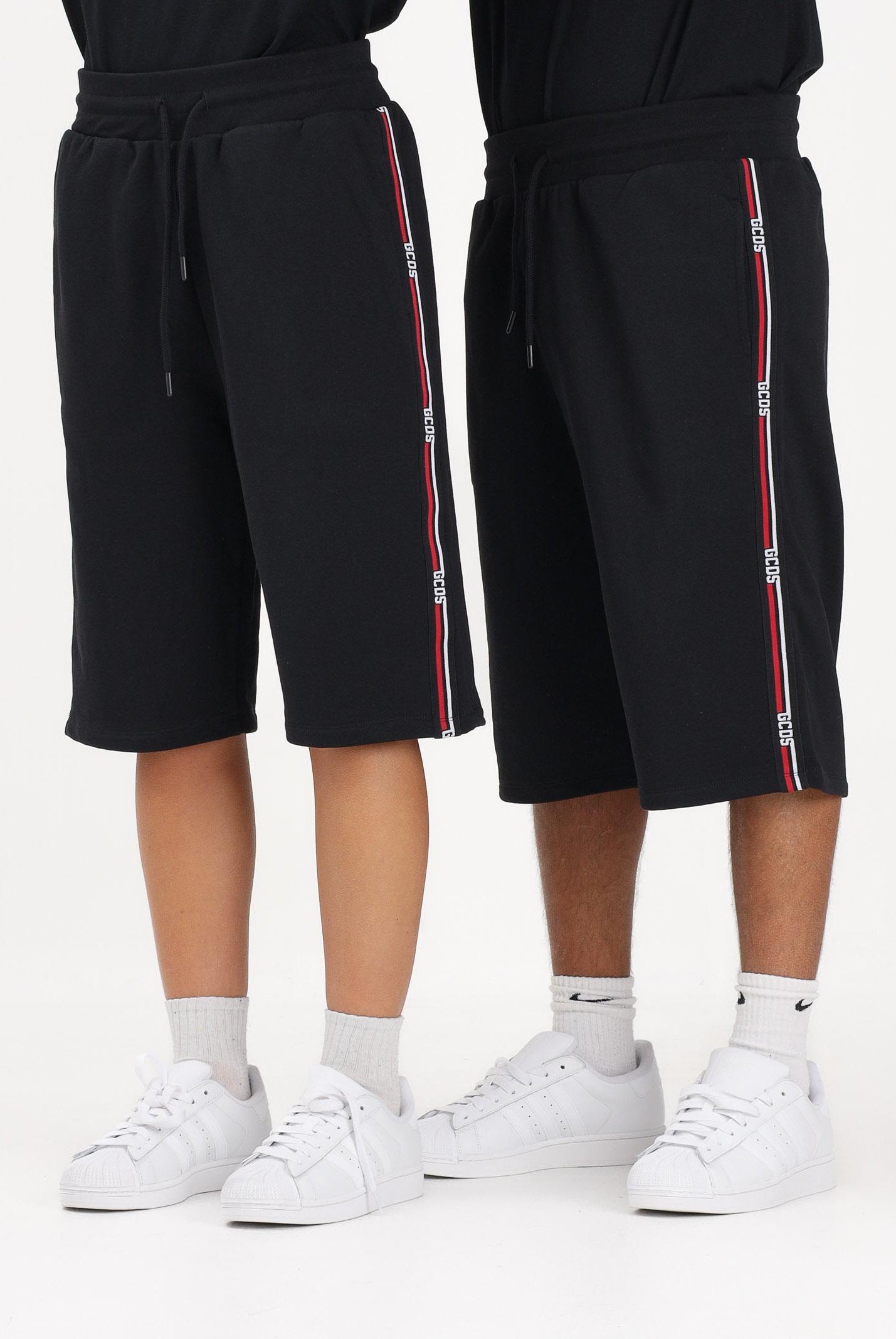 GCDS Shorts sportivo nero per uomo e donna con bande laterali C1MEQL214F004 999B GCDS